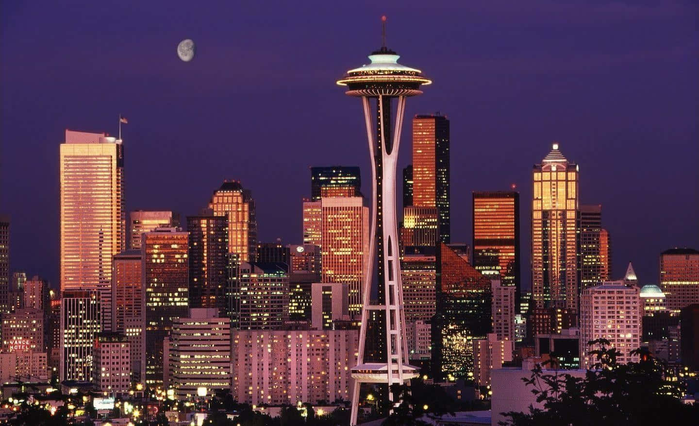 Seattle Skyline 桌布 壁紙 — 西雅圖天際線在黃昏時分，太空針塔亮起，新月在城市燈光上方閃耀。