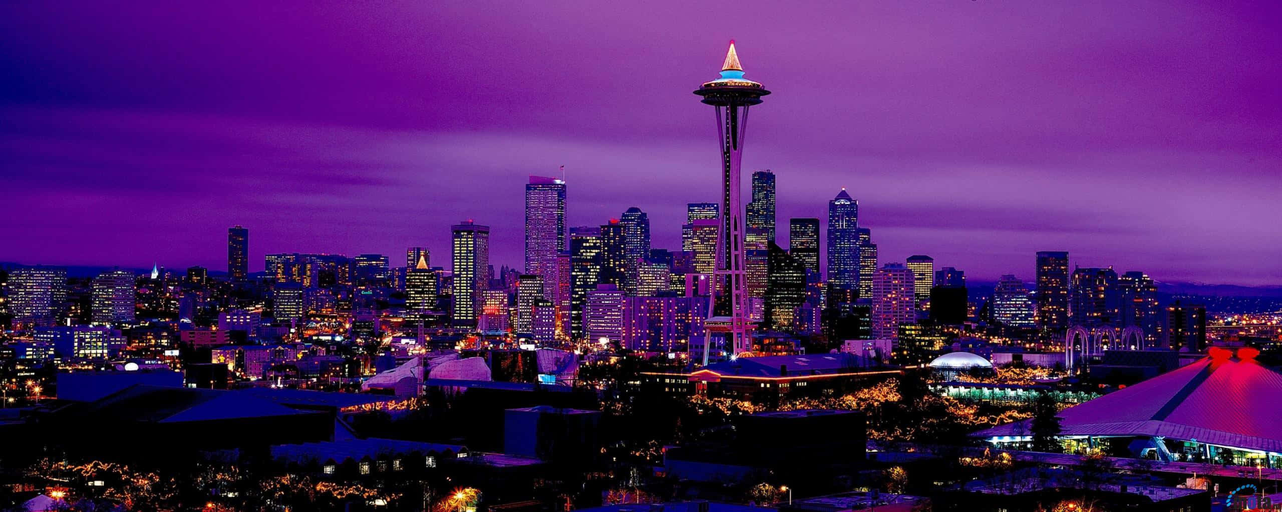 Seattle At Night 桌布 壁紙 — 西雅圖天際線在黃昏時分，太空針塔在充滿活力的紫色天空中閃耀。