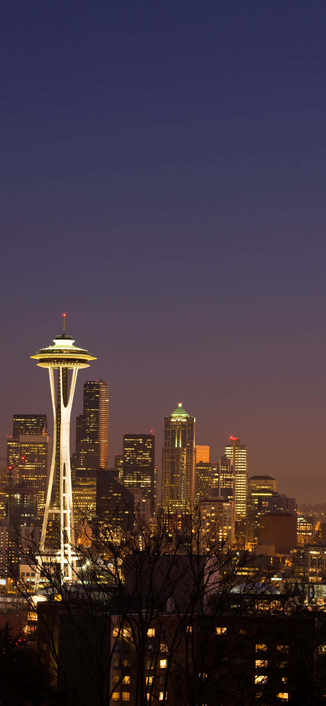 iPhone X Seattle 桌布 壁紙 — 西雅圖天際線在黃昏時分，太空針塔在深紫色天空下閃耀。