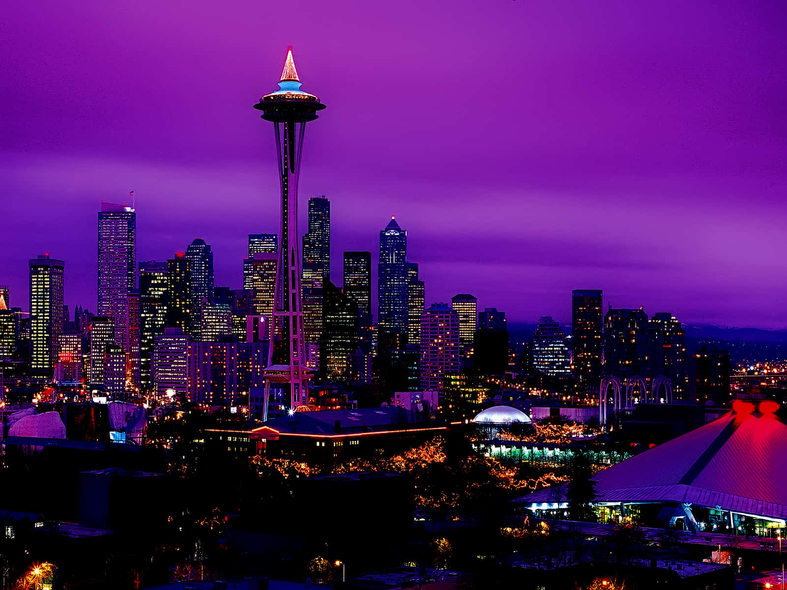Best Seattle 桌布 壁紙 — 西雅圖天際線在黃昏時分，太空針塔在深紫色天空中閃耀。