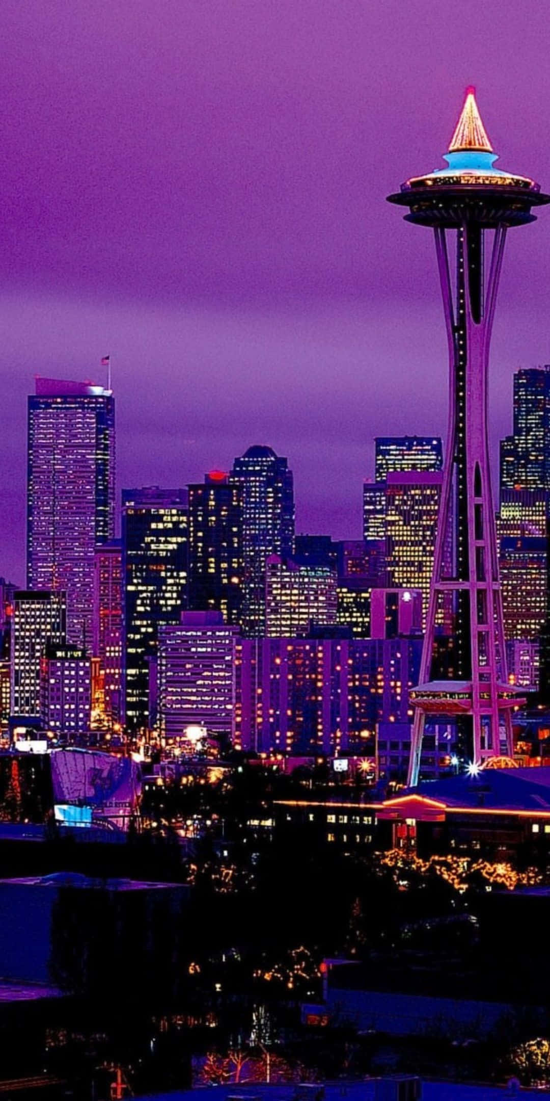 Pixel 3 Seattle 桌布 壁紙 — 西雅圖天際線在黃昏時分，太空針塔在深紫色天空中發出紫色光芒。
