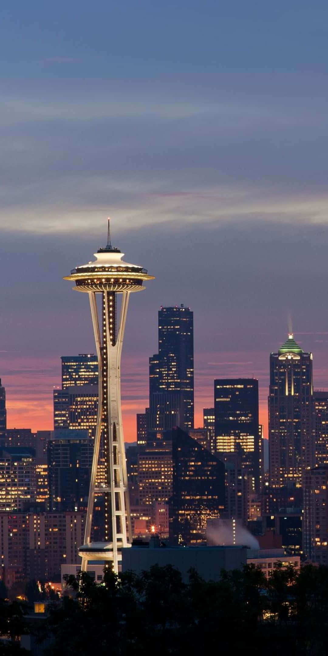 Pixel 3 Seattle 桌布 壁紙 — 西雅圖天際線在黃昏時分，太空針塔在紫橙色天空中閃耀。