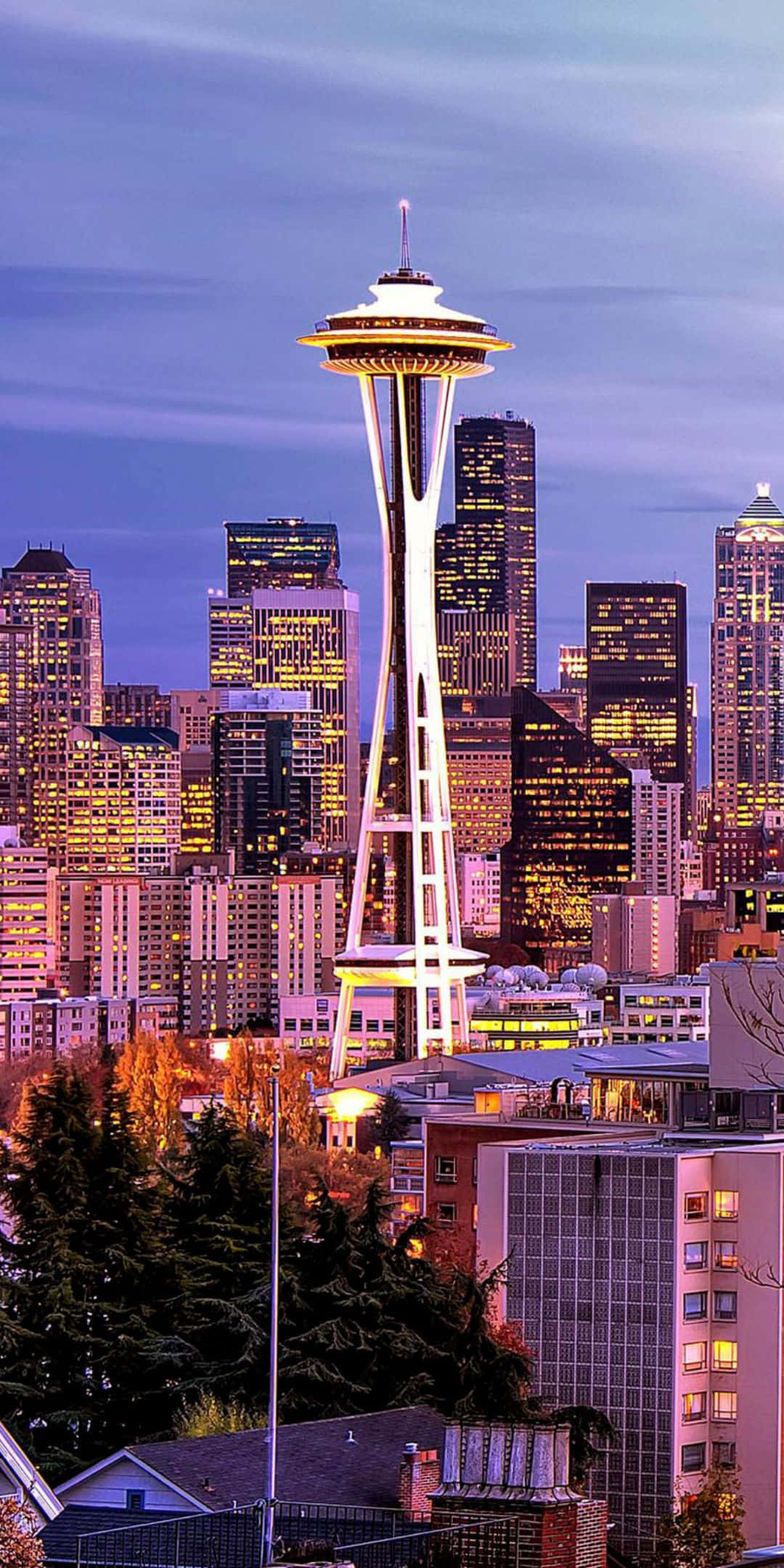 Pixel 3 Seattle 桌布 壁紙 — 西雅圖天際線在黃昏時分，太空針塔在紫色天空下閃耀，城市燈光閃爍。