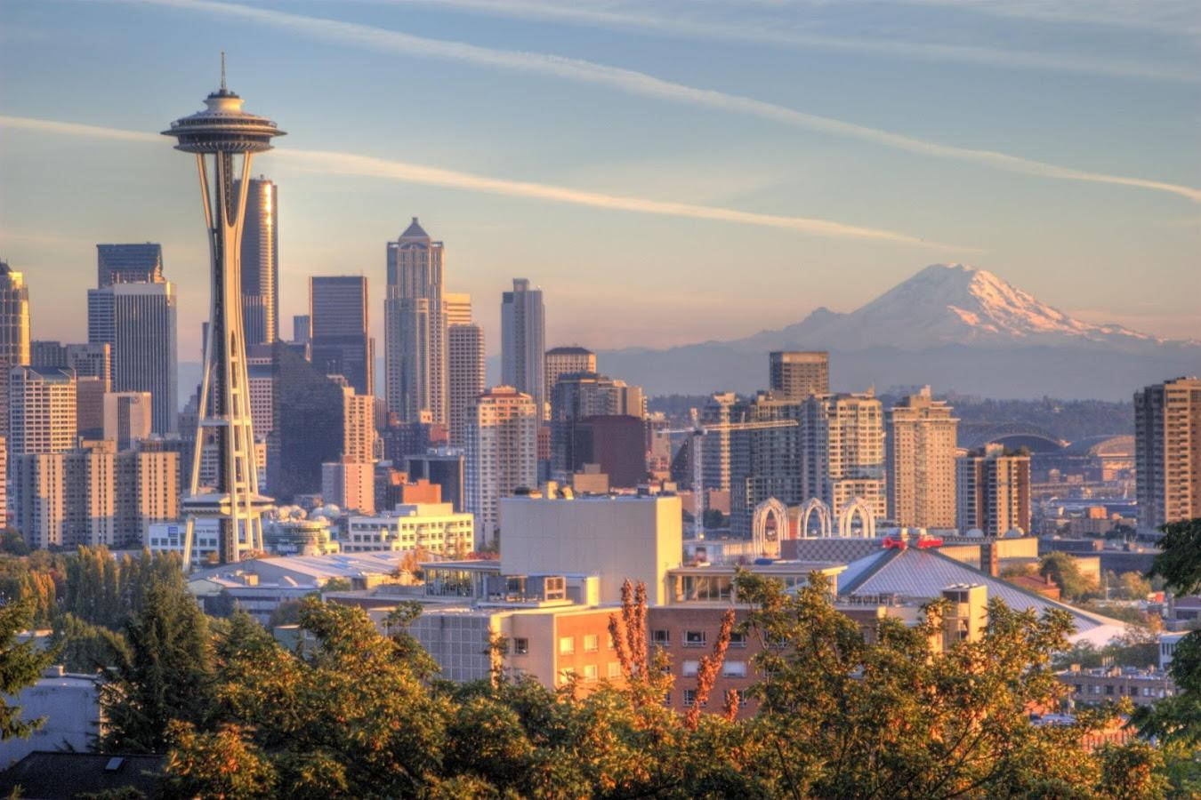 Seattle Skyline 桌布 壁紙 — 西雅圖天際線在黃金時刻，遠處有太空針塔和積雪的雷尼爾山。
