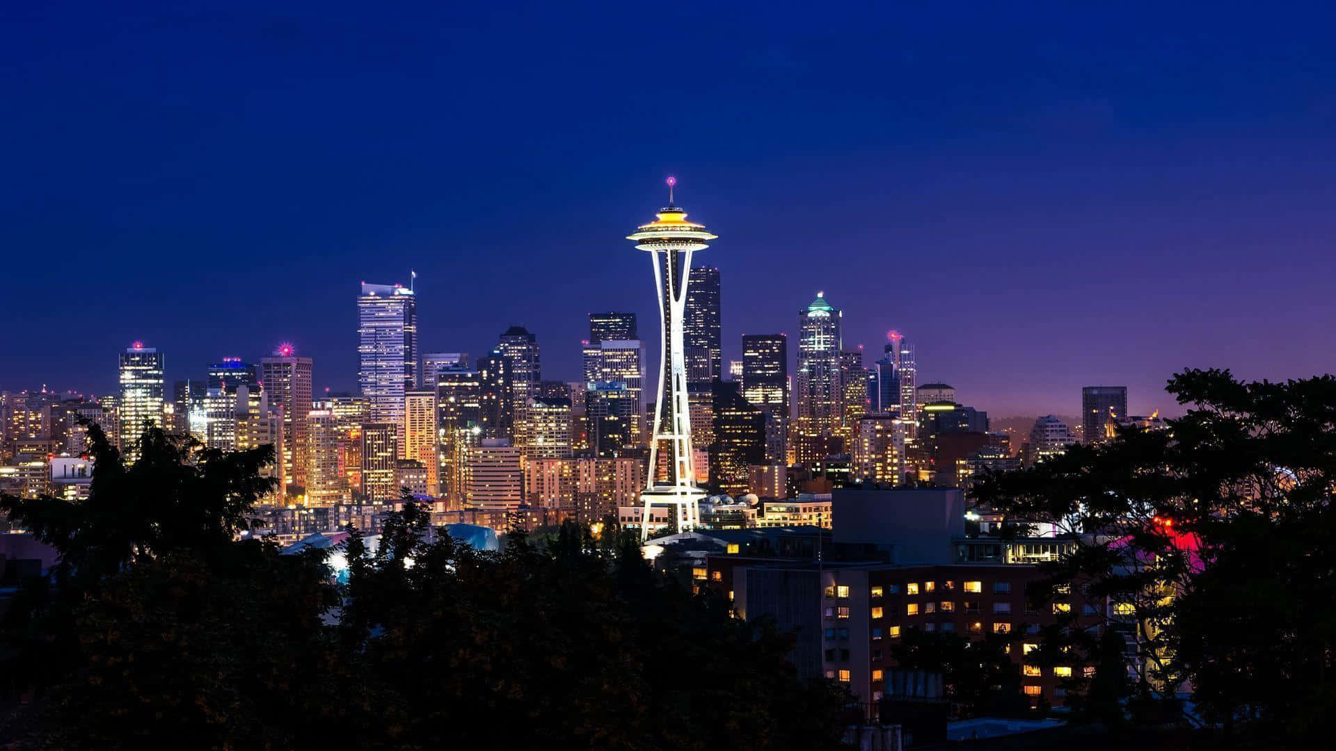 Seattle At Night 桌布 壁紙 — 西雅圖天際線夜景，太空針塔在深藍色暮色天空中閃耀。