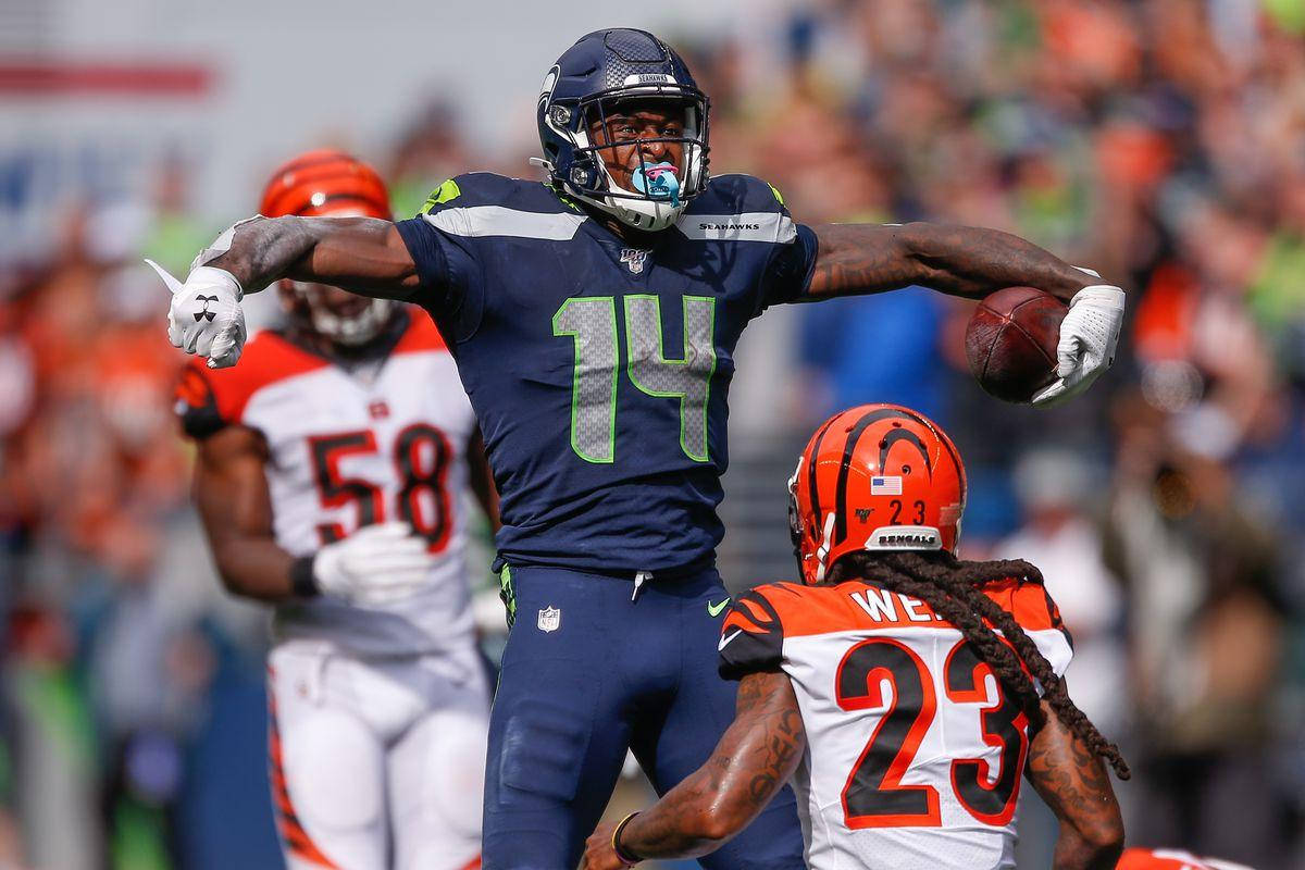 Dk 桌布 壁紙 — 西雅圖海鷹隊14號球員在陽光明媚的NFL比賽中，張開雙臂抱住橄欖球慶祝達陣。