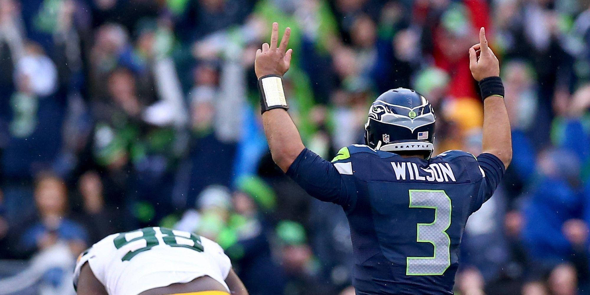 Wilson 桌布 壁紙 — 西雅圖海鷹隊四分衛拉塞爾·威爾遜在體育場人群中高舉雙臂慶祝。