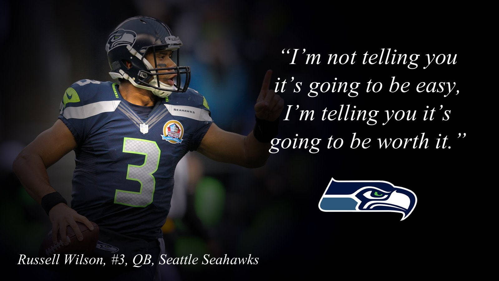 Seattle Seahawks 桌布 壁紙 — 西雅圖海鷹隊四分衛羅素·威爾遜身穿海軍藍球衣，號碼3，在深色背景前自信地做手勢，並附有勵志名言和球隊標誌。