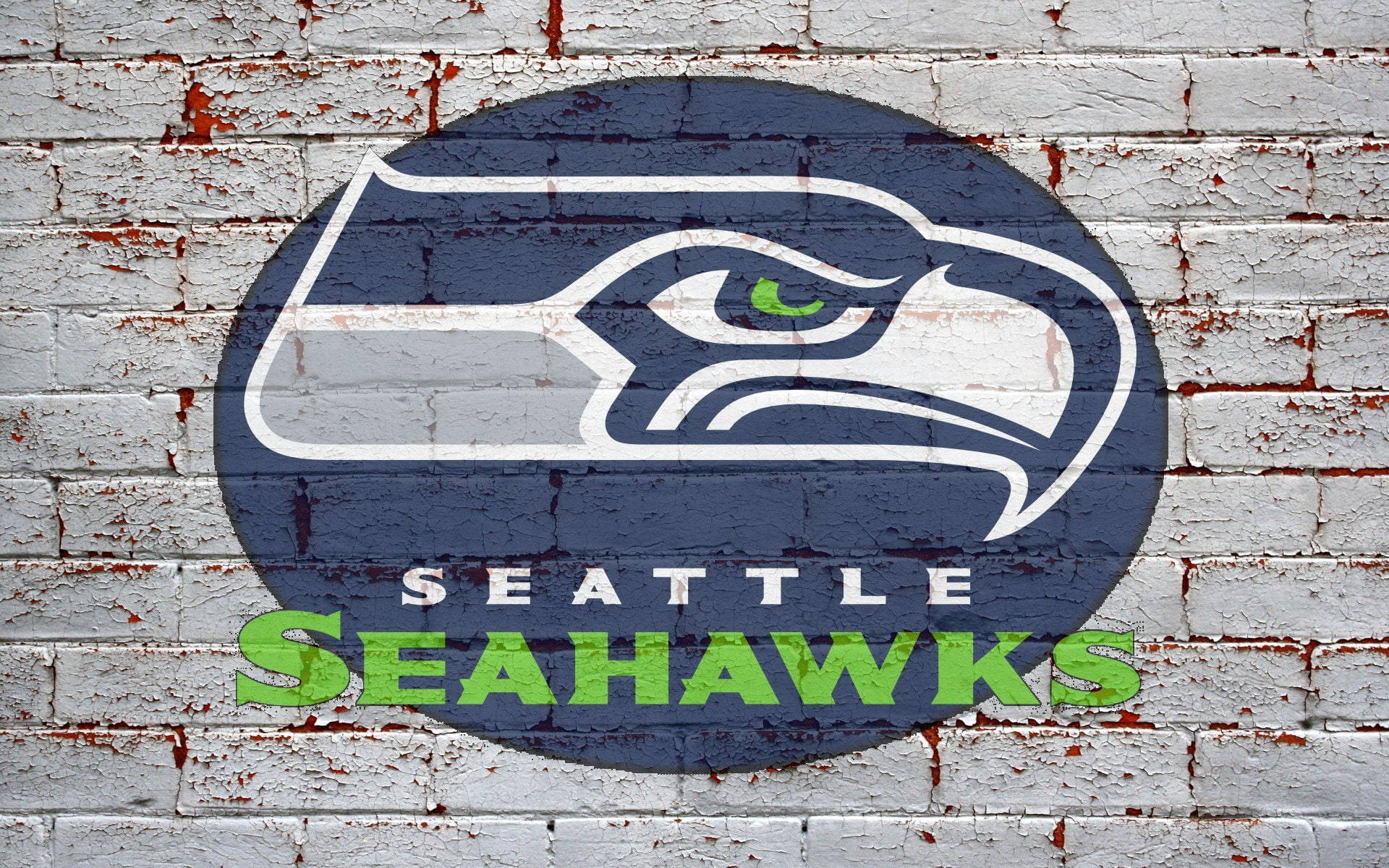 Seattle Seahawks 桌布 壁紙 — 西雅圖海鷹隊標誌塗在風化的白色磚牆上，油漆剝落，帶有紅色鏽跡。