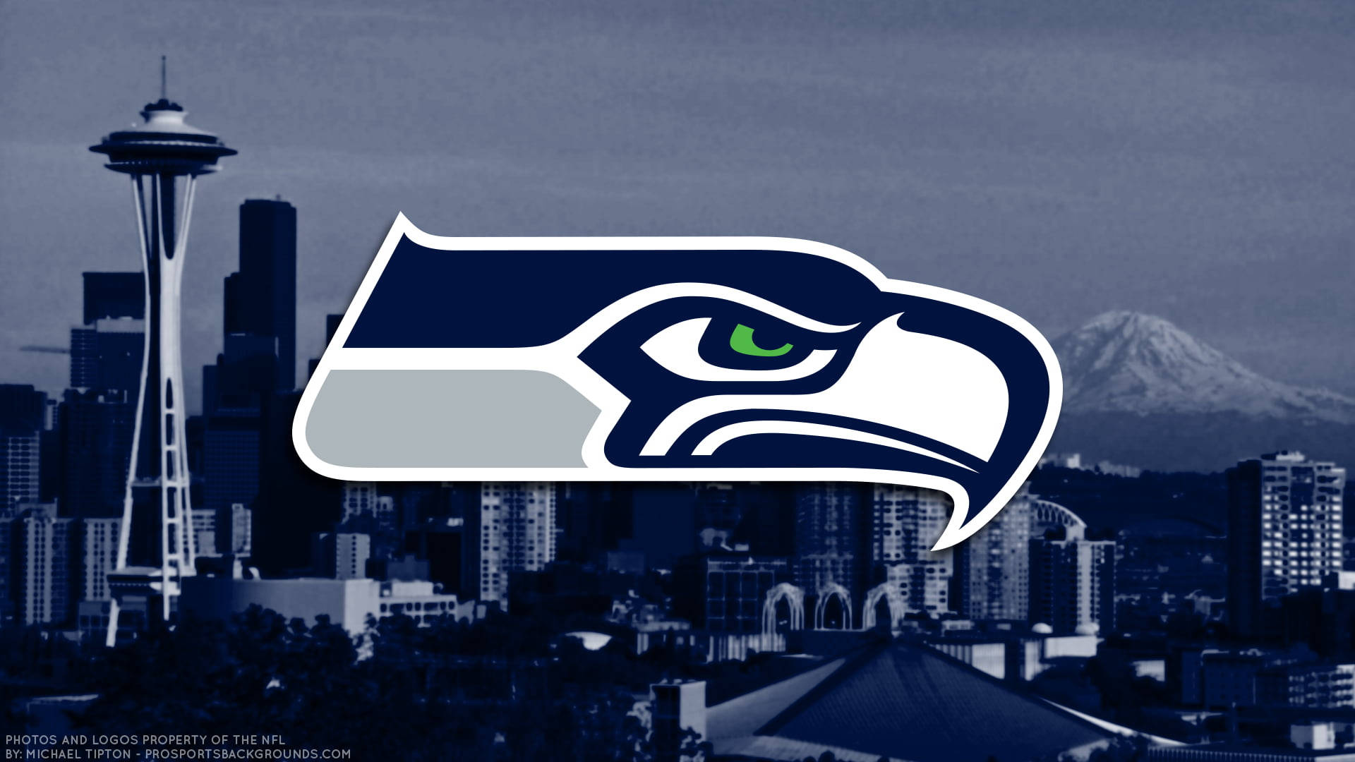Seattle Seahawks 桌布 壁紙 — 西雅圖海鷹隊標誌突出顯示在單色城市景觀上，包含太空針塔和積雪的雷尼爾山。