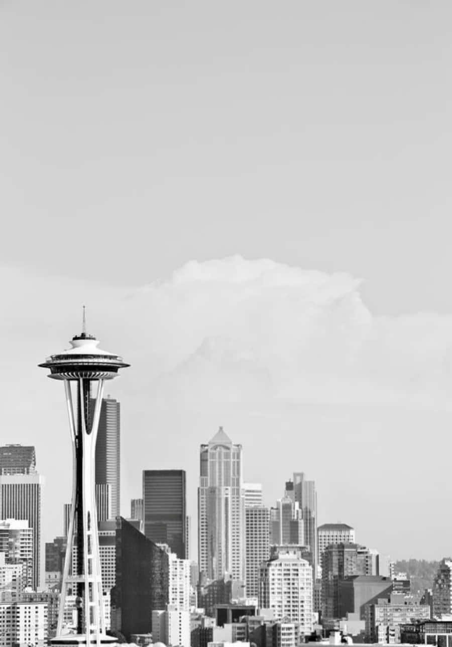 Seattle Black And White 桌布 壁紙 — 西雅圖的單色天際線，以太空針塔和現代摩天大樓為特色，天空多雲。