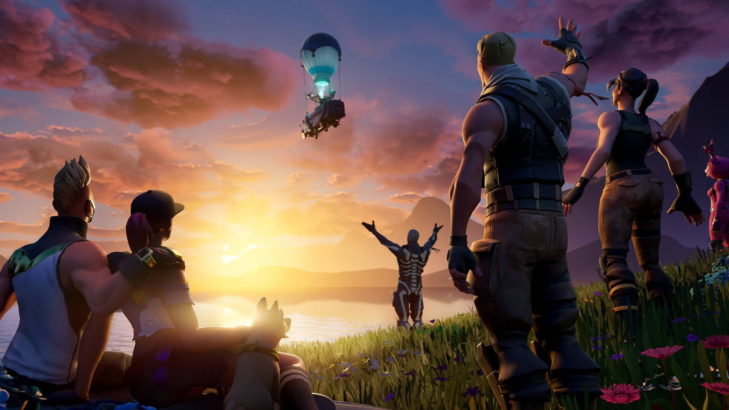 Fortnite 桌布 壁紙 — 《要塞英雄》中的角色觀看一個發光的熱氣球在日落照耀的湖泊上空升起，遠處有山脈。