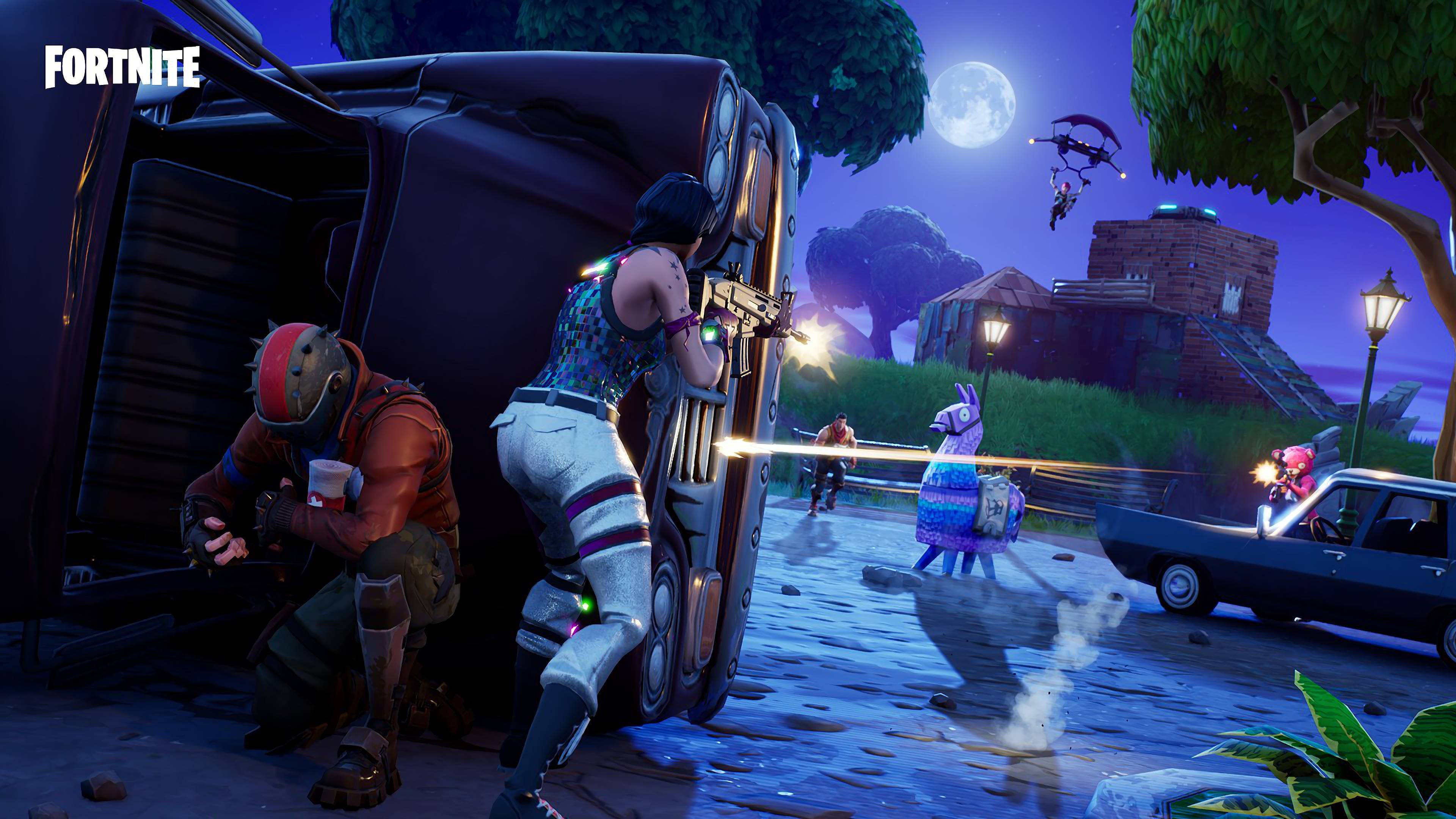 Sparkle Specialist Fortnite 桌布 壁紙 — 《要塞英雄》玩家在滿月下利用翻轉的汽車作為掩護在夜間戰鬥。