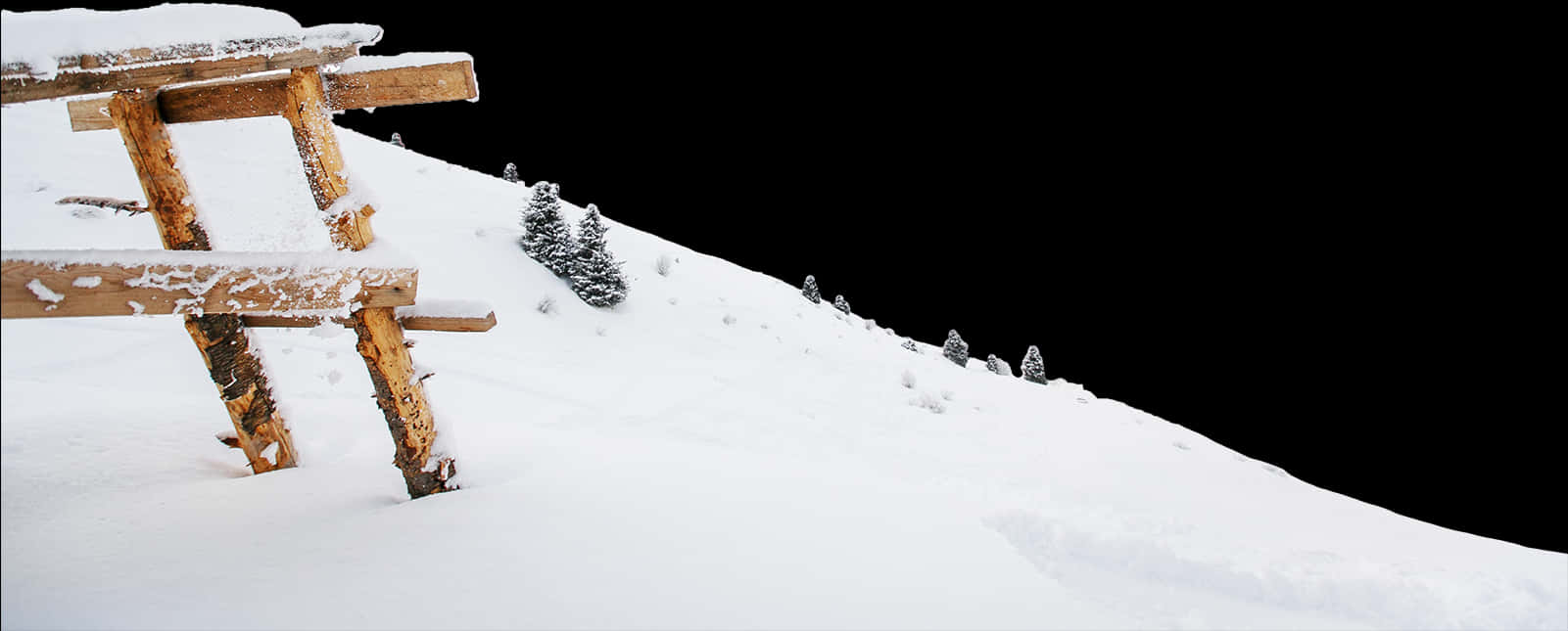 覆雪山坡與長椅 壁紙