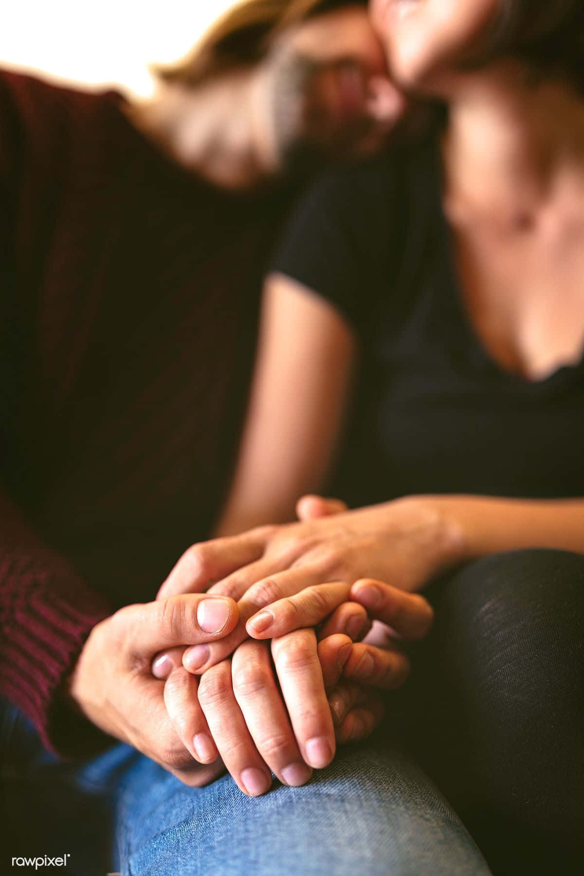 Couple Holding Hand 桌布 壁紙 — 親密特寫，兩人在柔和溫暖的光線中牽手，臉部模糊。