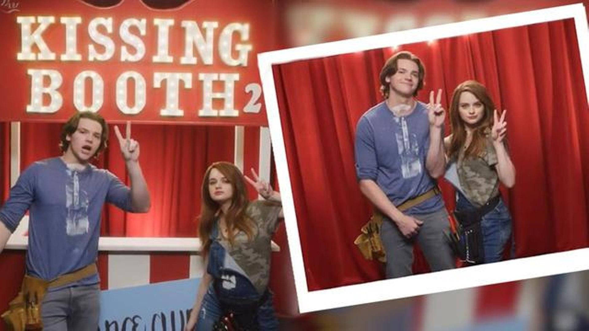 Kissing 桌布 壁紙 — 《親親小站2》中的三位演員在紅色帷幕背景下與電影標題標誌愉快地擺姿勢。