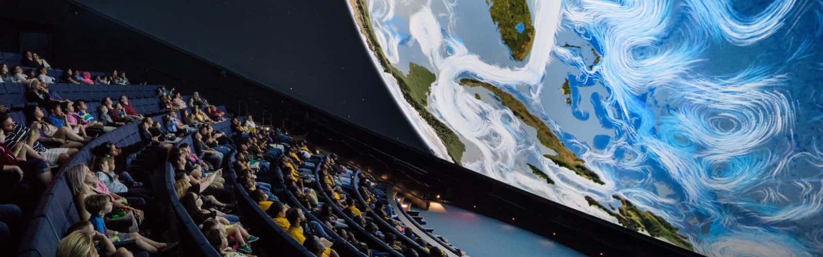 Planetarium 桌布 壁紙 — 觀眾在彎曲的圓頂劇院觀看地球海洋和大陸的驚人沉浸式投影。