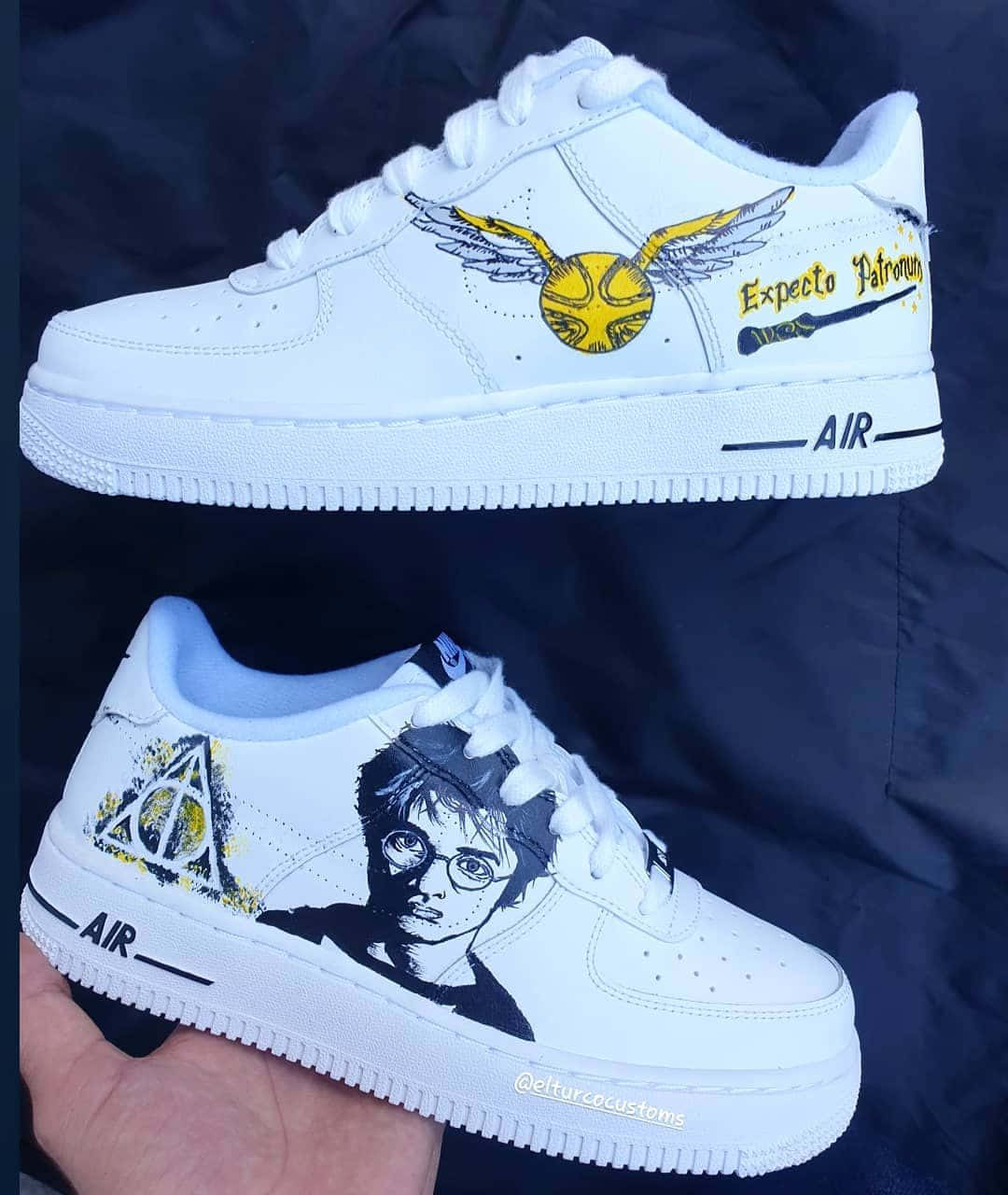 Nike Air Force 桌布 壁紙 — 訂製白色運動鞋，以深色布料為背景，飾有哈利波特與金色飛賊及「Expecto Patronum」字樣。