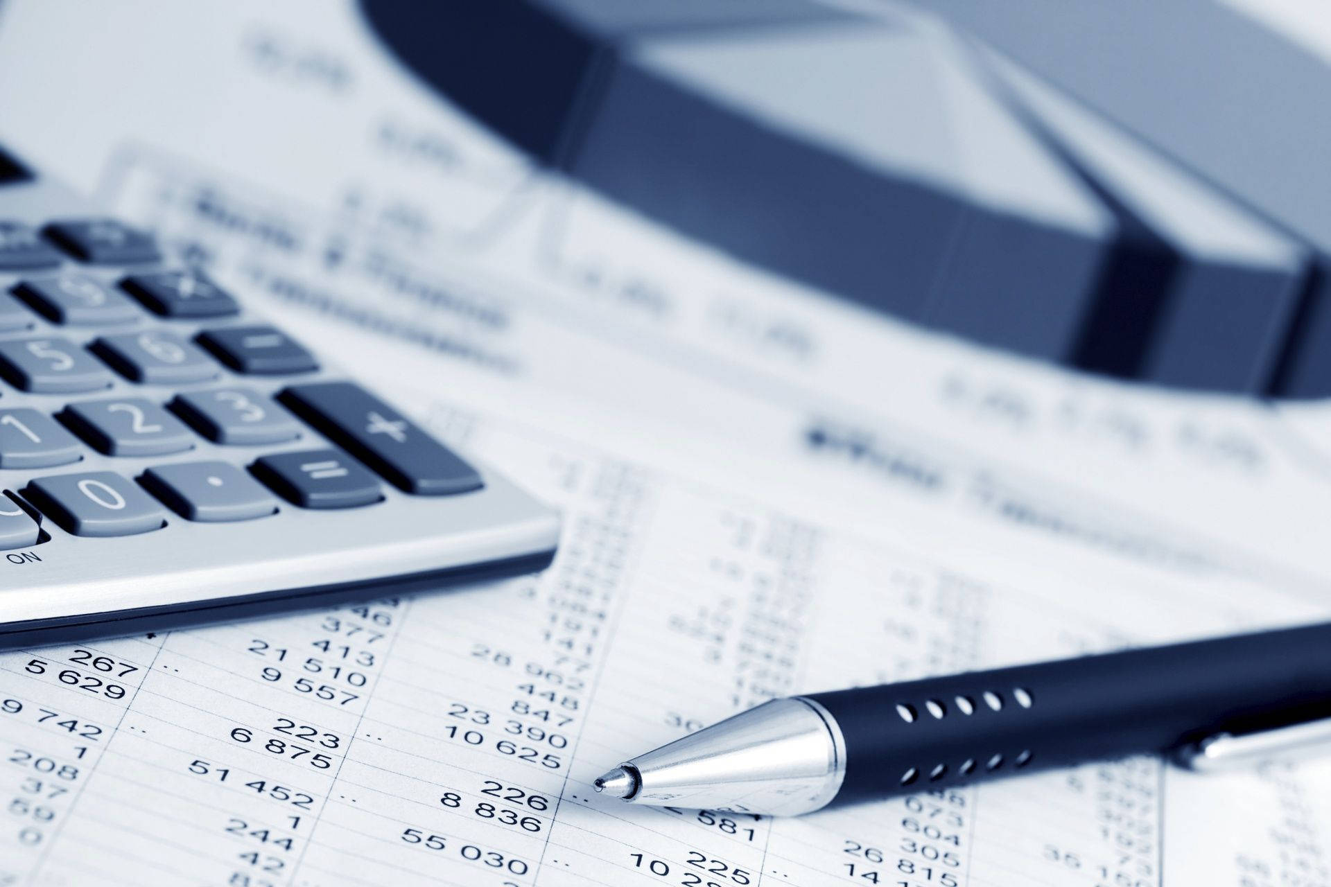 Accounting 桌布 壁紙 — 計算機、筆及帶圖表的財務文件特寫，採用冷藍色調。