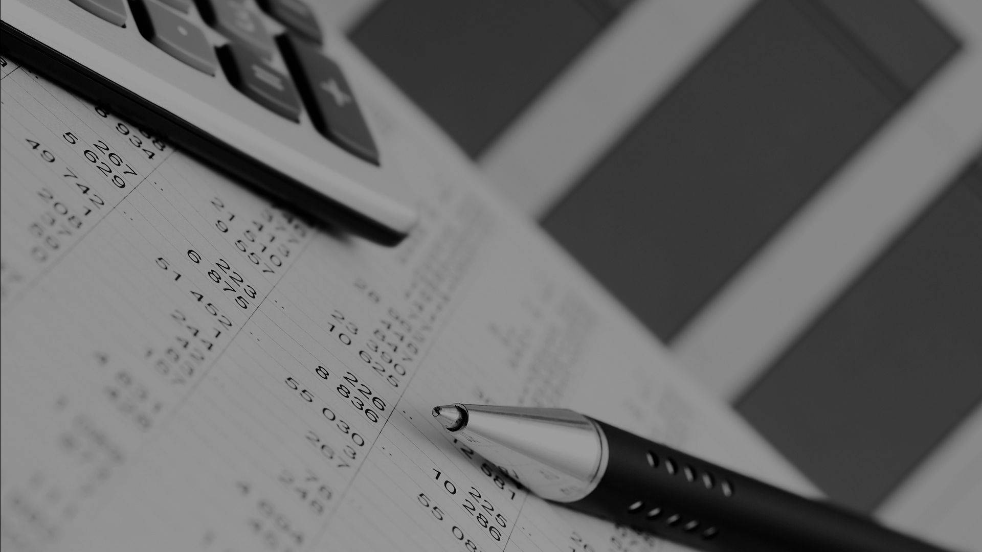 Accounting 桌布 壁紙 — 計算機、筆和財務試算表的單色特寫，背景有模糊的長條圖。