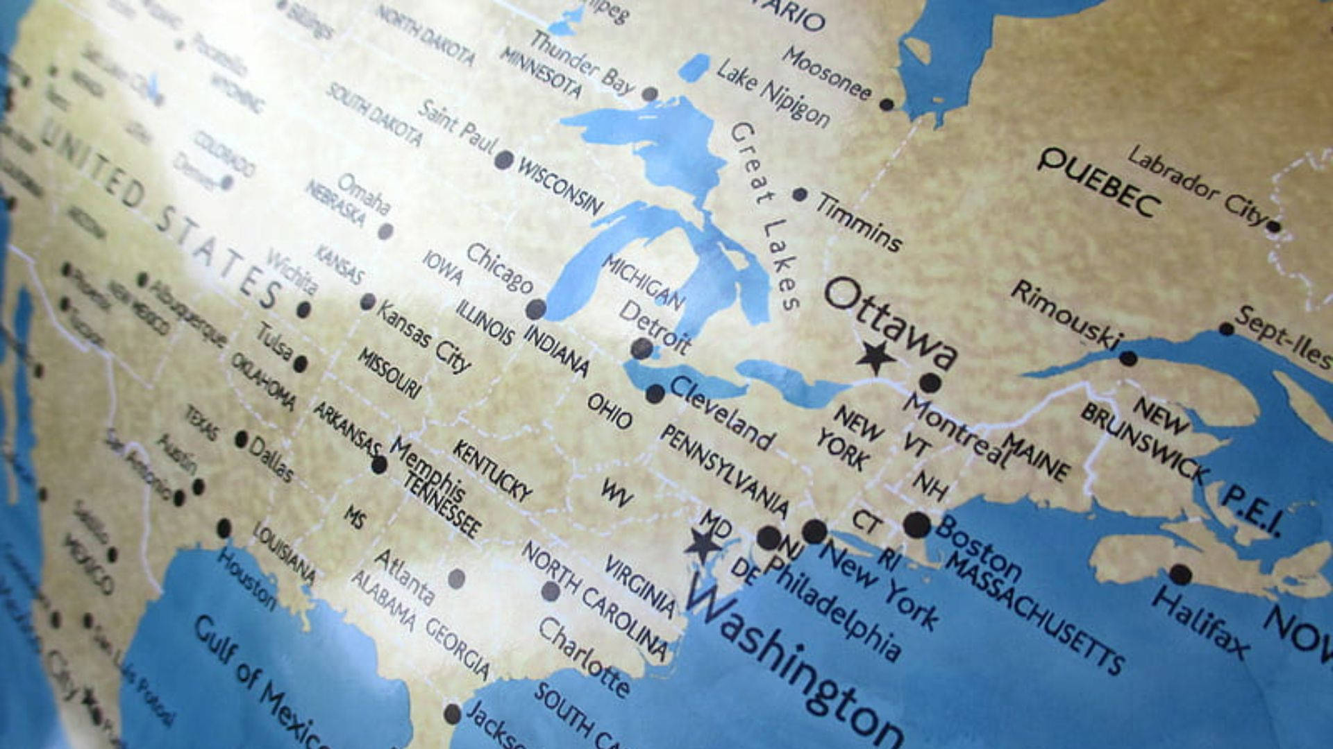 United States Map 桌布 壁紙 — 詳細物理地圖的特寫，突出顯示美國東部和加拿大，並標有城市和水體。