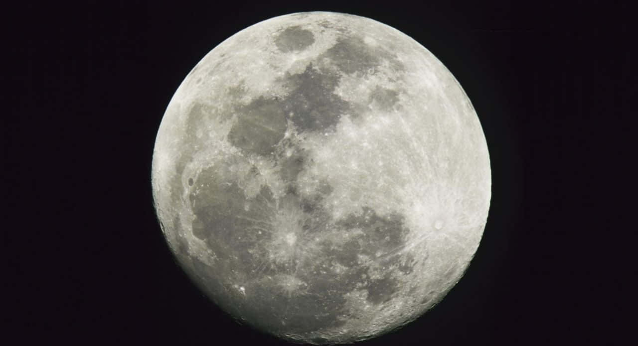 月光 桌布 壁紙 — 詳細特寫滿月在深邃黑色夜空下發光，顯露出隕石坑和月海。
