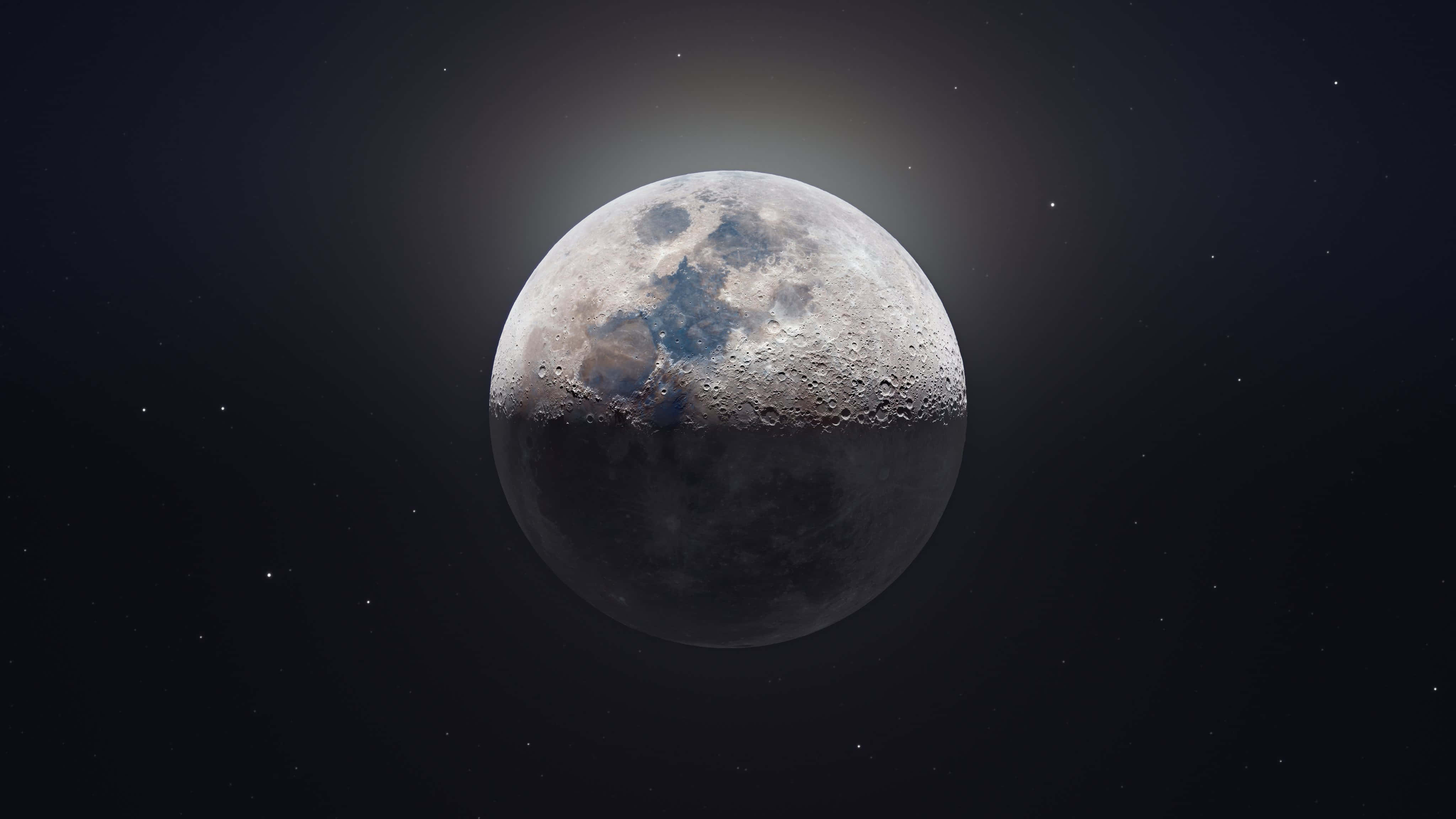 Cool Moon 桌布 壁紙 — 詳細的月球視圖，在繁星點點的夜空中柔和發光，可見隕石坑和月海。
