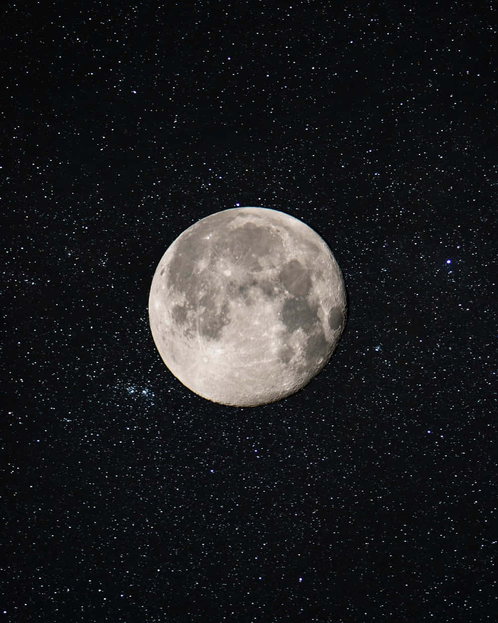 月光 桌布 壁紙 — 詳細的滿月在繁星點點的夜空中發光，可見隕石坑和月海。