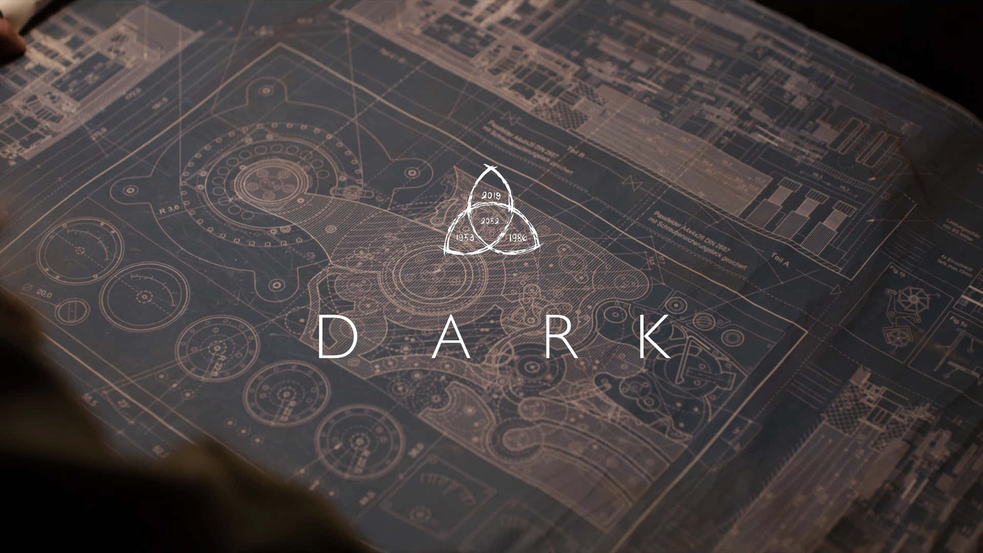 Dark Netflix 桌布 壁紙 — 詳細藍圖的特寫，帶有發光的三角形符號，並將DARK一詞置於複雜的技術圖紙中央。
