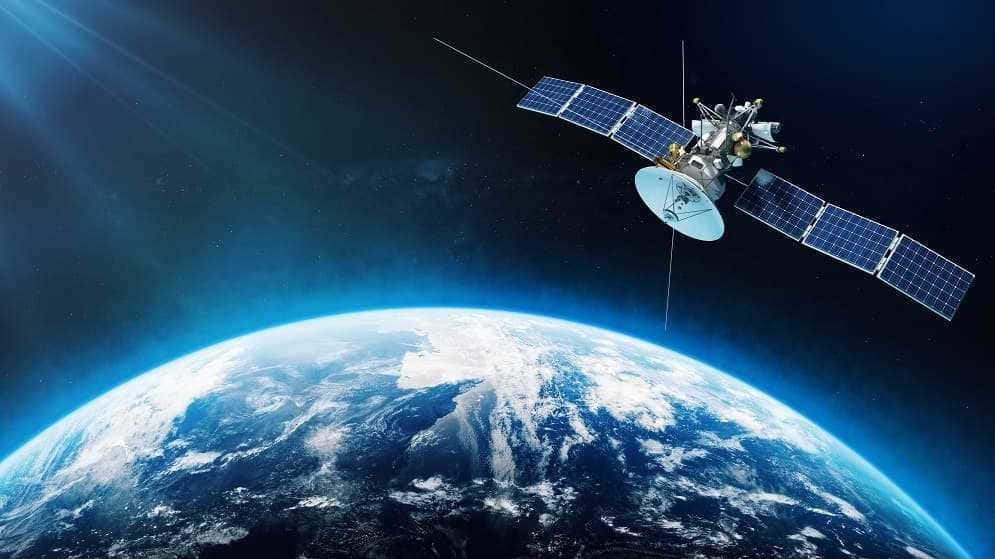 Space Satellite 桌布 壁紙 — 詳細衛星環繞地球運行，展示藍色海洋、白色雲層和帶有星光的黑暗太空。