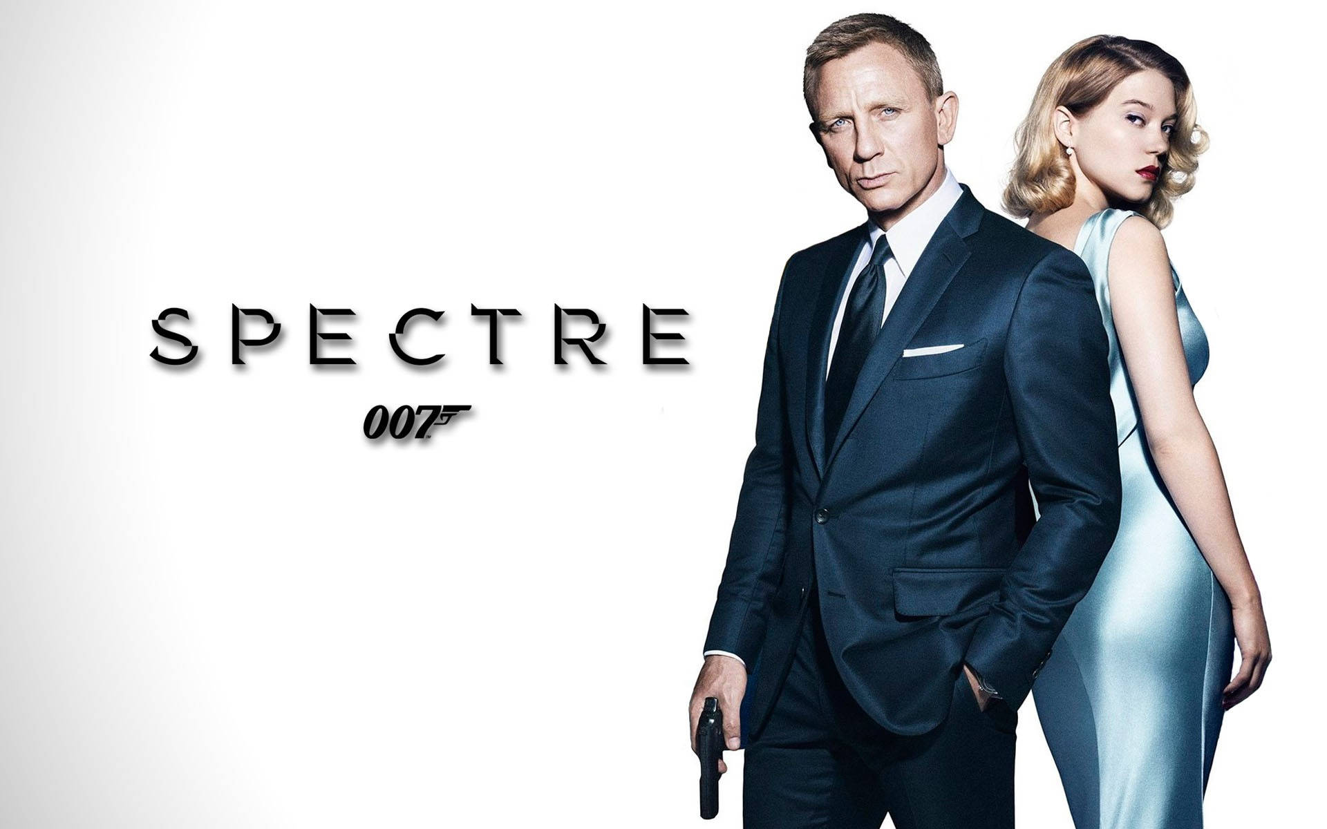 Daniel Craig 桌布 壁紙 — 詹姆斯·龐德身穿深色西裝，手持手槍，旁邊是一位金髮女子，身穿淺藍色連衣裙，背景為白色，帶有Spectre 007標題。