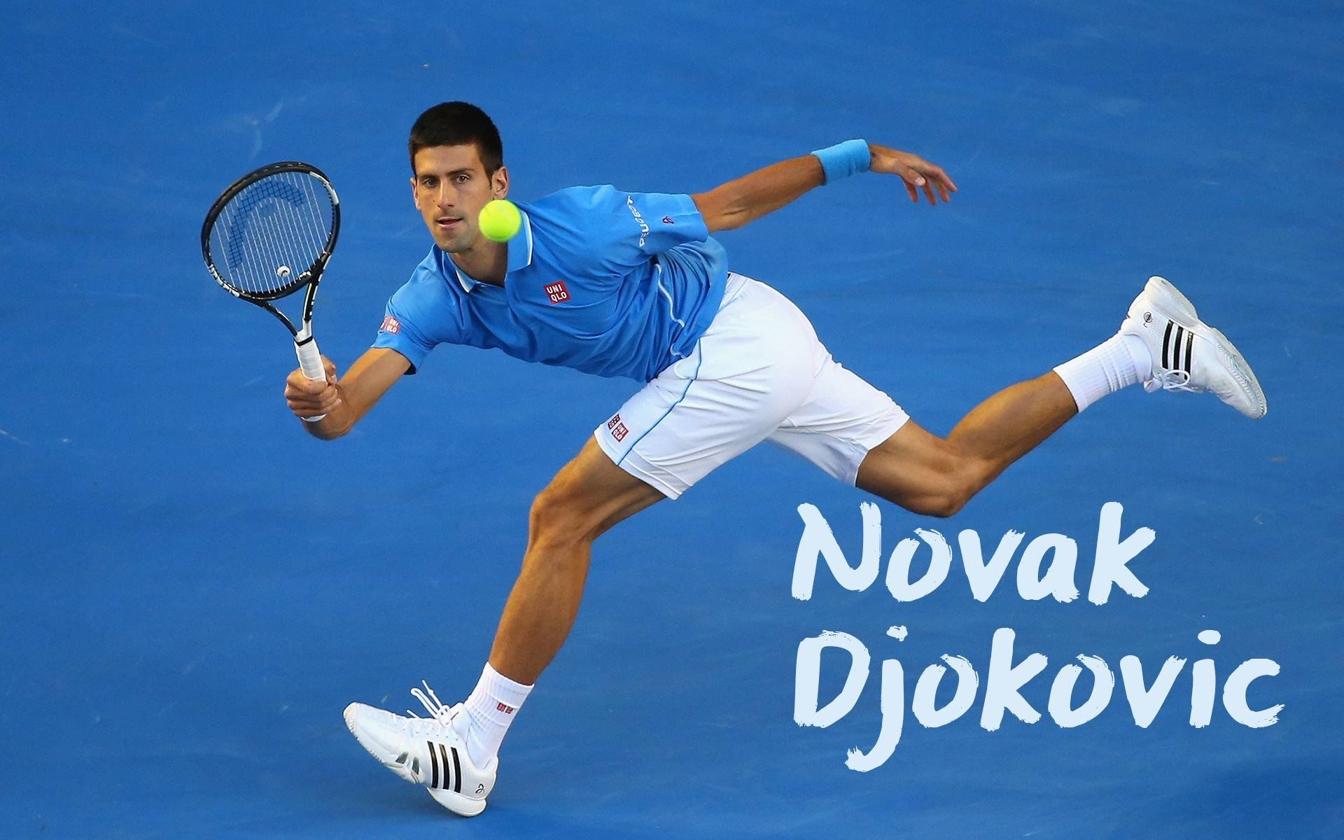 Novak 桌布 壁紙 — 諾瓦克·喬科維奇動態地跨越藍色硬地球場，以強烈的專注力和運動優雅擊球。