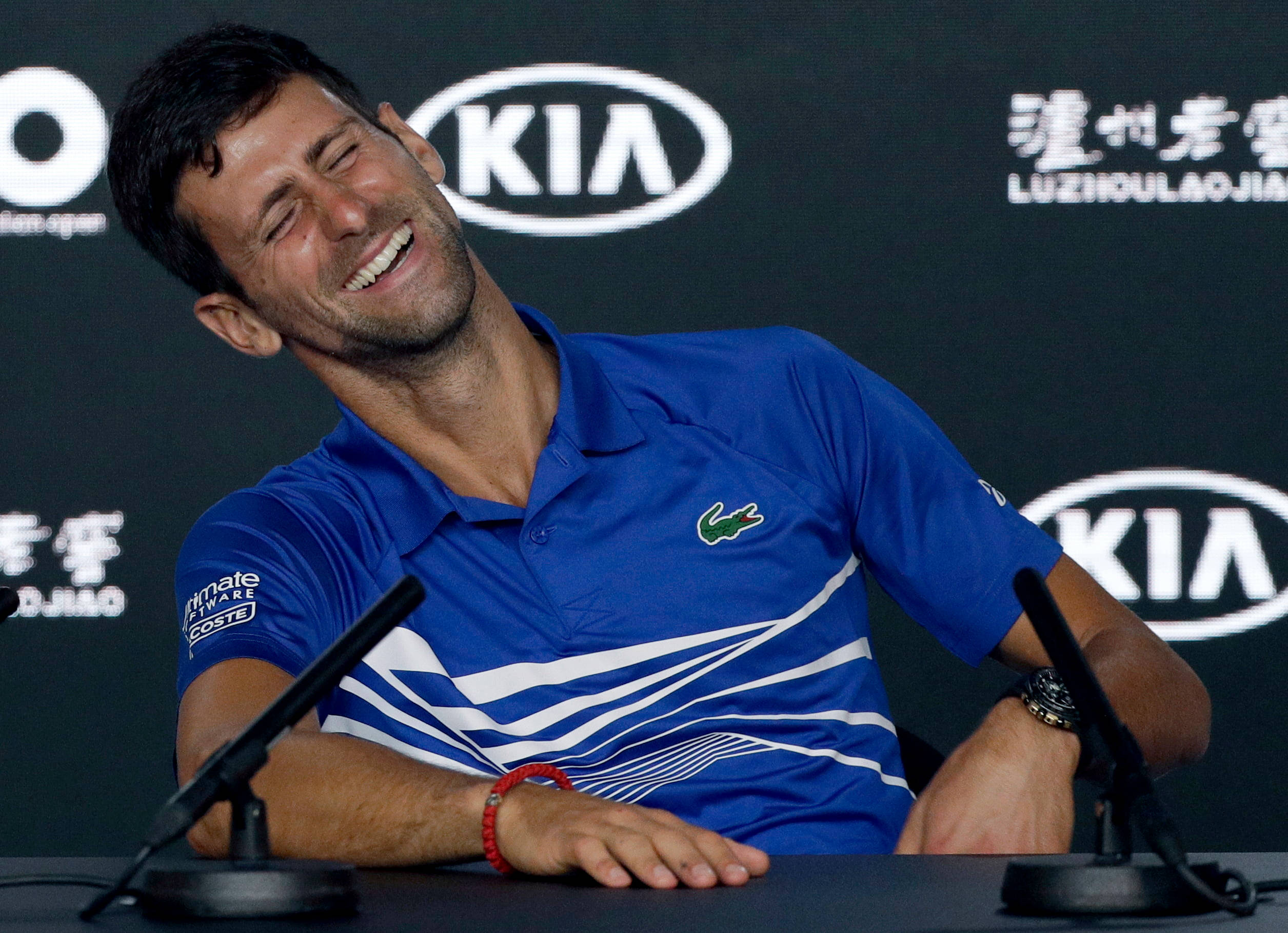 Novak 桌布 壁紙 — 諾瓦克·喬科維奇身穿藍色Lacoste Polo衫在新聞發布會上開懷大笑。