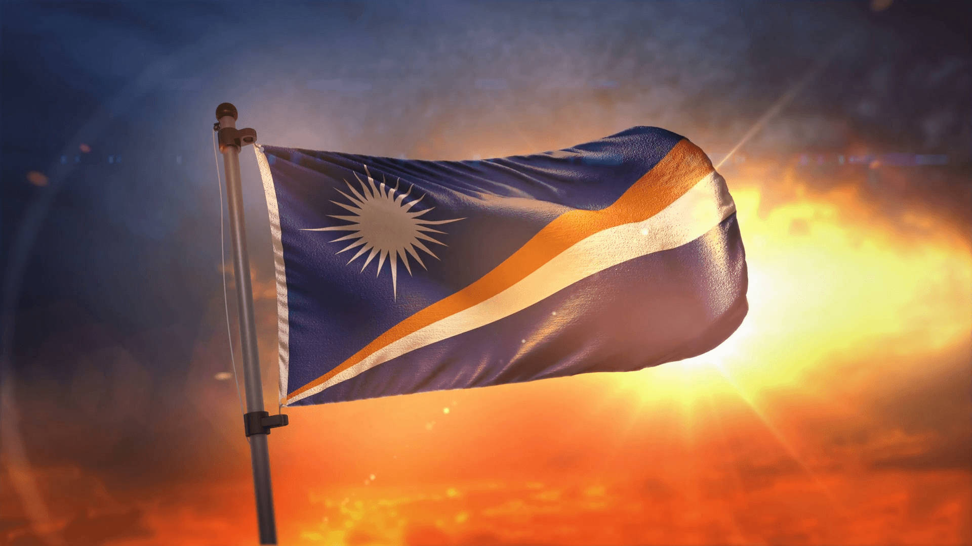 Flag 桌布 壁紙 — 諾魯國旗在熾熱的日落天空下自豪地飄揚，燦爛的陽光穿透雲層。