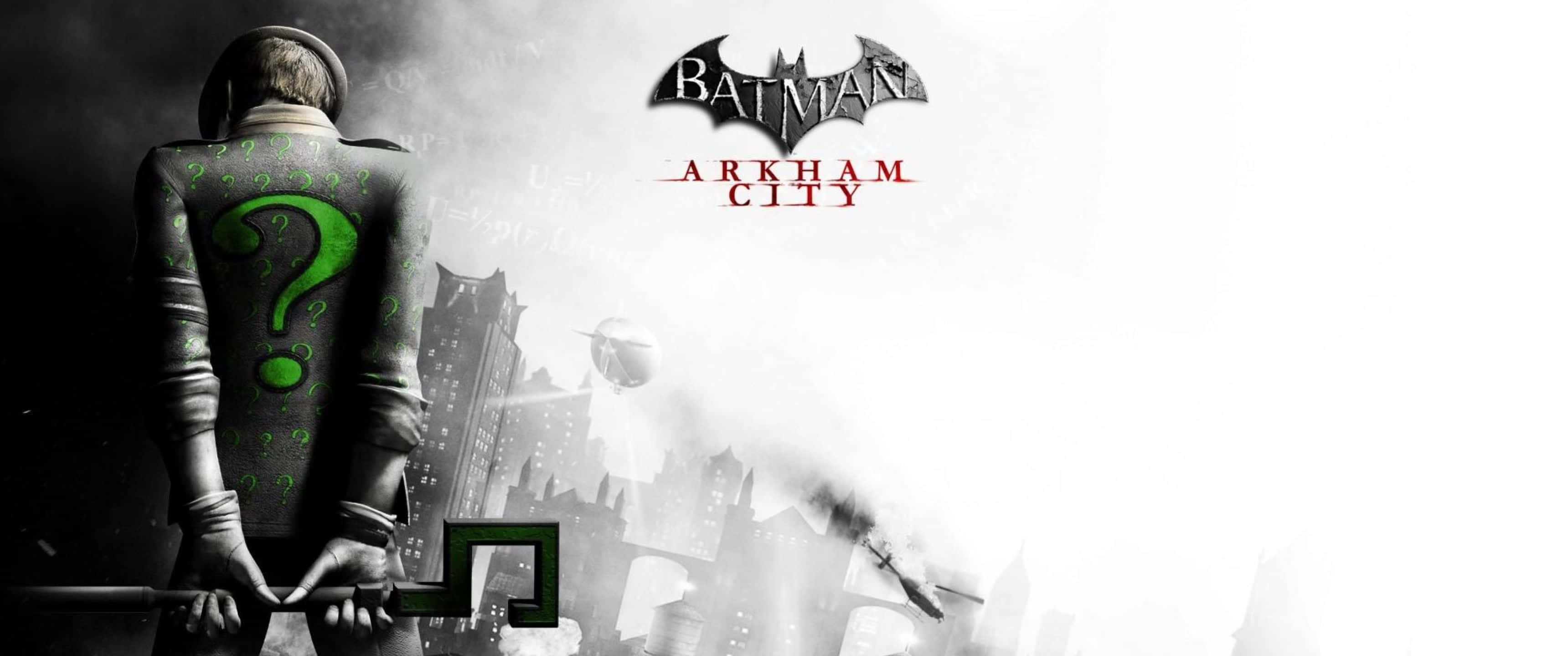 3440x1440p Batman Arkham City 桌布 壁紙 — 謎語人背對觀眾站在高譚市天際線中，綠色問號在他的西裝上發光，映襯著煙霧瀰漫的城市衰敗。