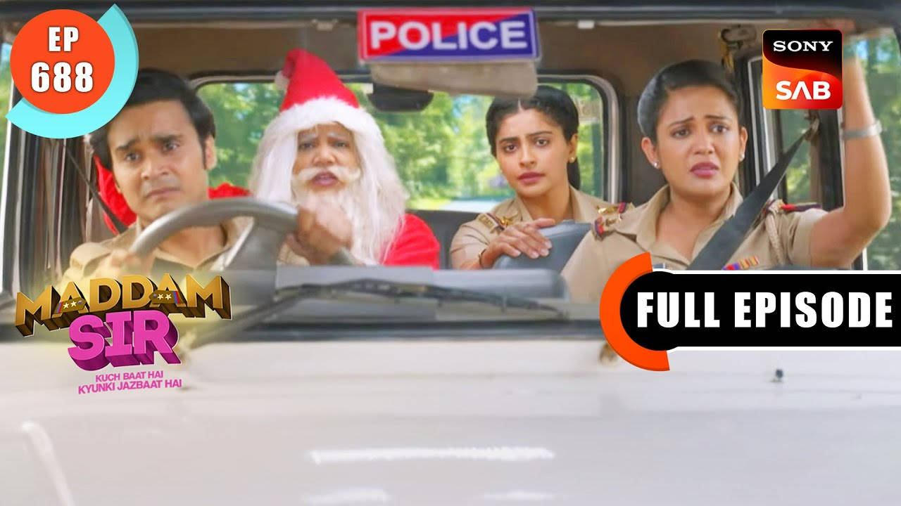Santa Claus 桌布 壁紙 — 警車內部顯示一名聖誕老人模仿者正駕駛，車上有兩名穿著制服、神情警覺的女警。