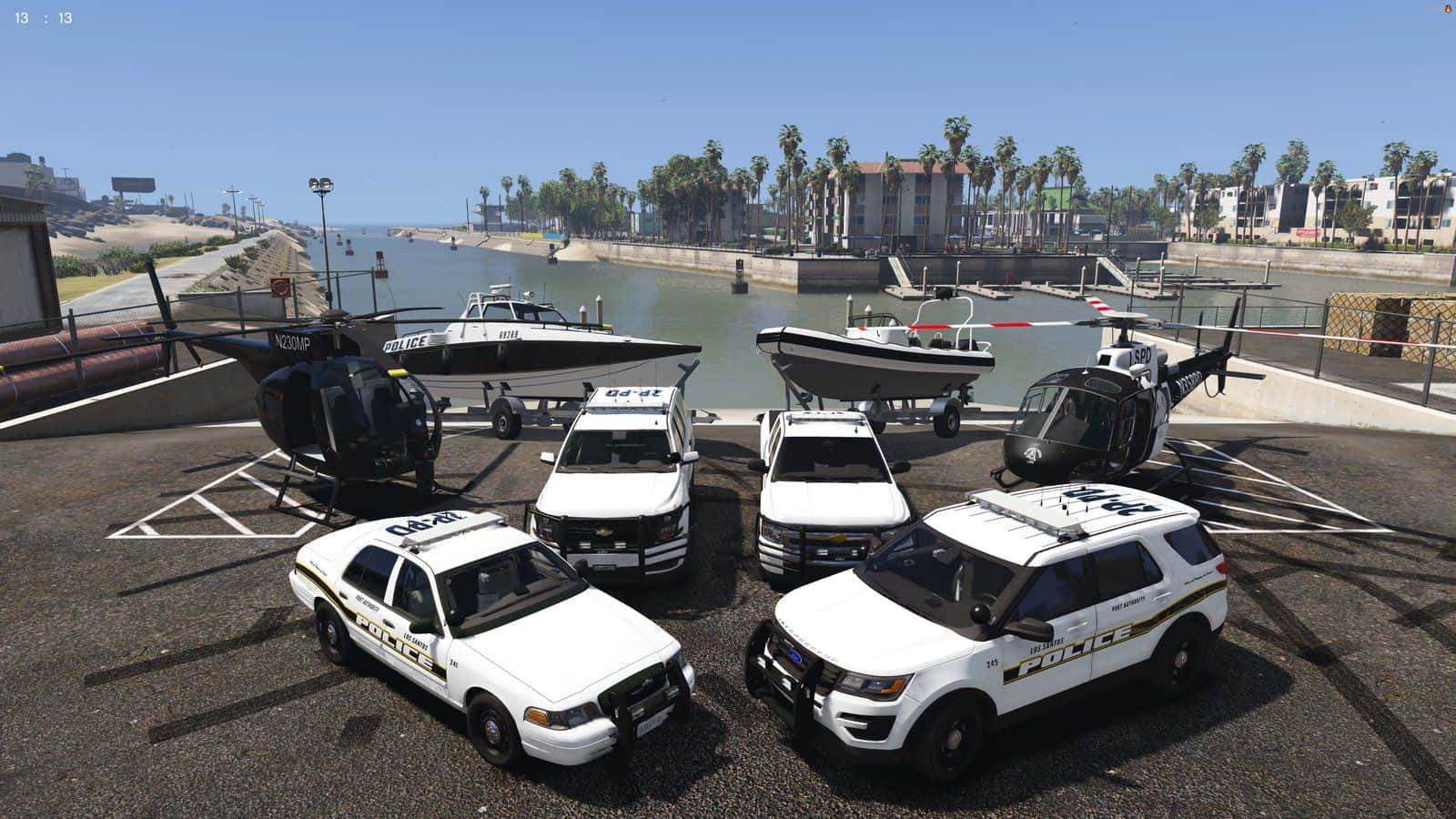 船 桌布 壁紙 — 警車和直升機停泊在陽光明媚的海濱碼頭，背景有棕櫚樹和建築物。