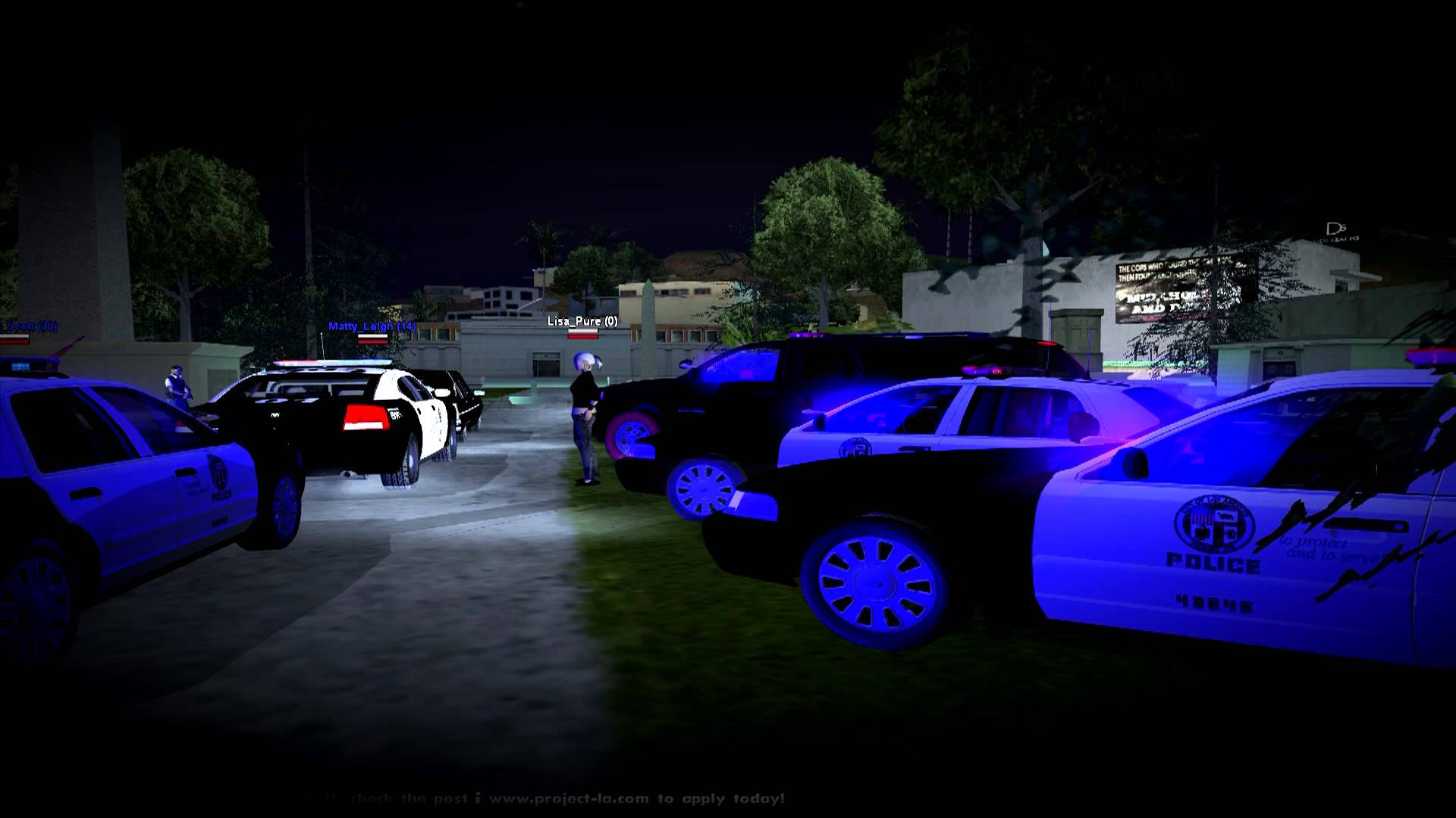Line 桌布 壁紙 — 警車閃爍藍色燈光，在夜晚昏暗的城市停車場包圍一名孤獨的警員。