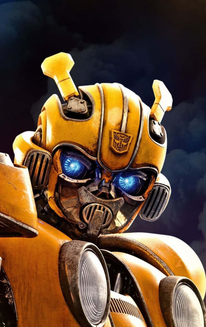 Bumblebee Transformer 桌布 壁紙 — 變形金剛中大黃蜂的特寫，發光藍色眼睛襯托著黑暗風暴天空。