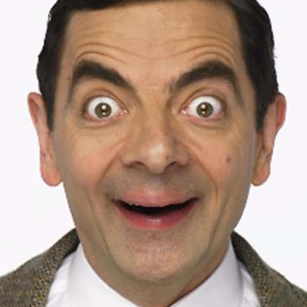 Meme Faces Funny 桌布 壁紙 — 豆豆先生的特寫，眼睛睜大、嘴巴張開，背景是純白色。