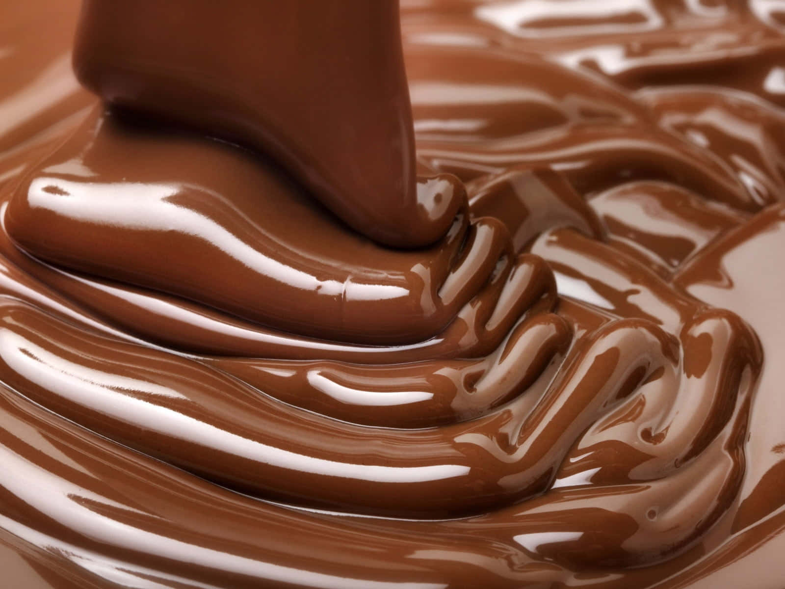 Brown Chocolate 桌布 壁紙 — 豐富光澤的融化巧克力以平滑的絲帶狀流動，營造出奢華的漩渦紋理。