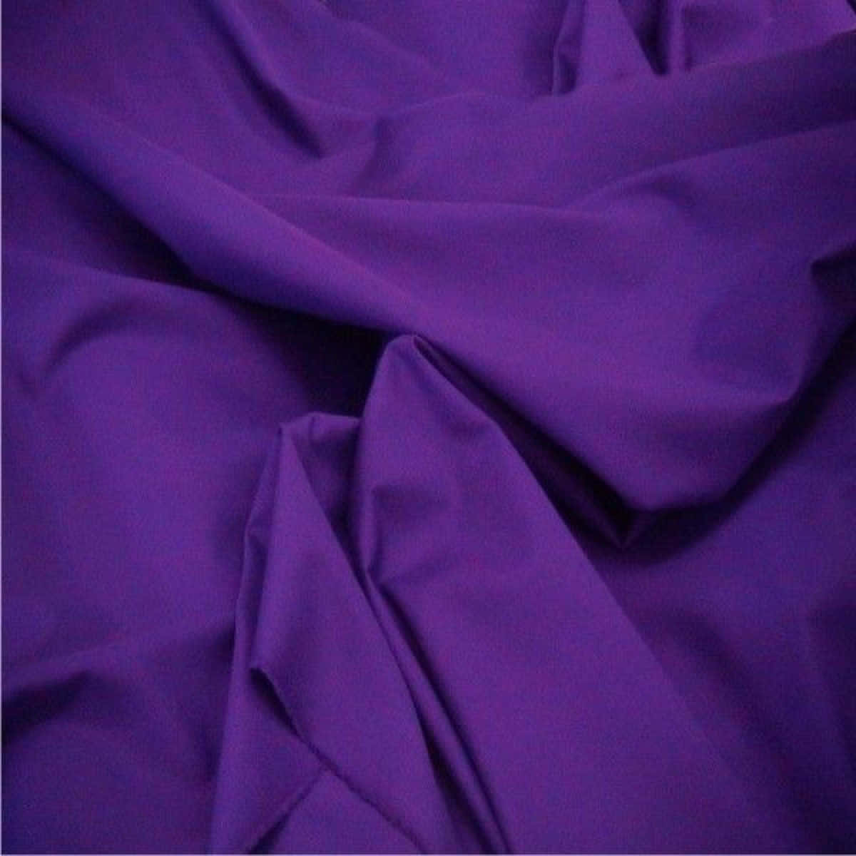 Purple Fabrics 桌布 壁紙 — 豐富深紫色布料，帶有柔軟皺褶和細微陰影，營造出奢華質感。