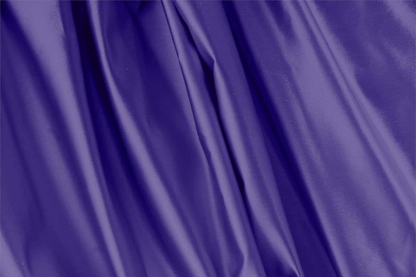 Purple Silk 桌布 壁紙 — 豐富深紫色緞面布料，帶有流動的皺褶和柔和的高光，營造出奢華的質感。