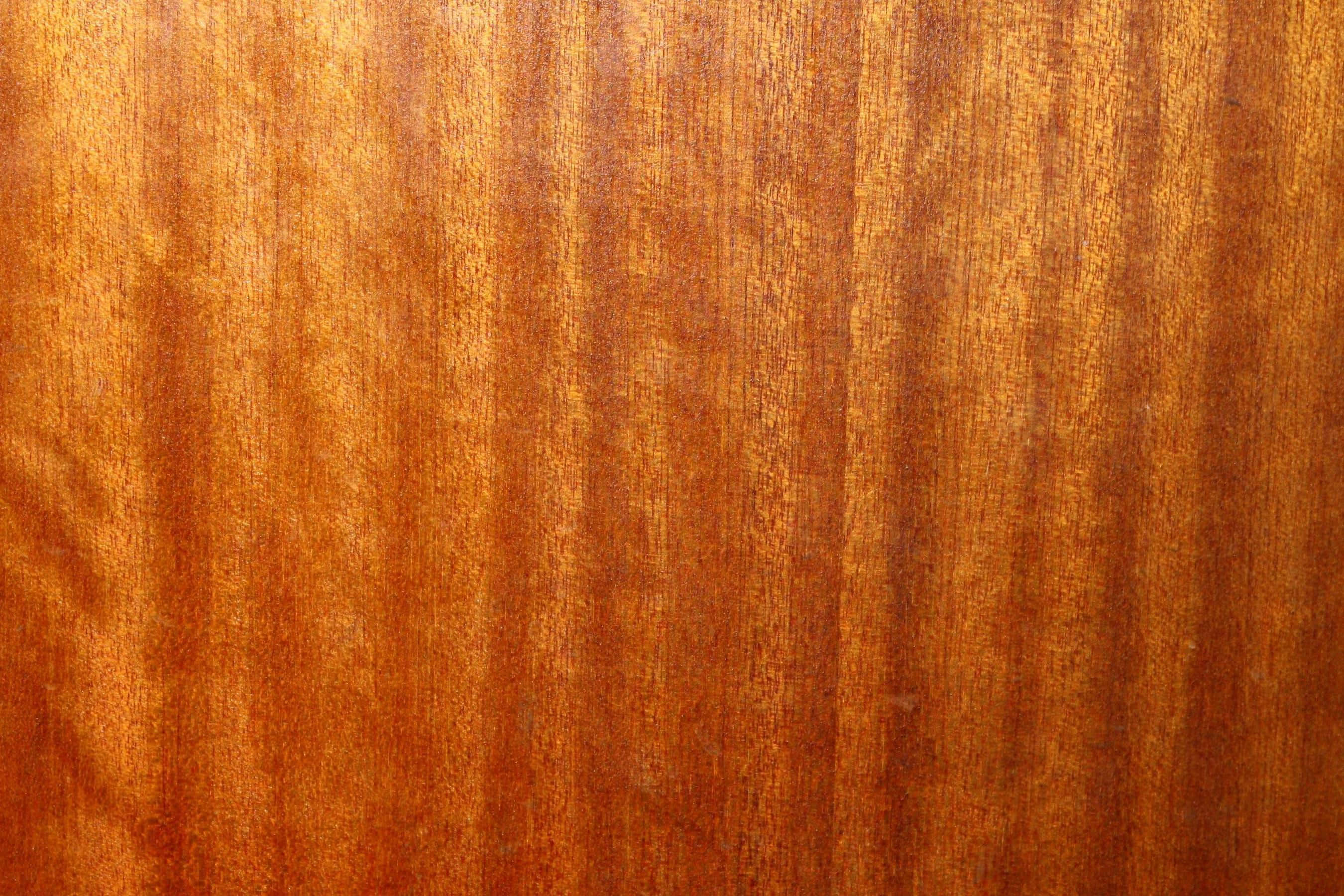 Wood Grain 桌布 壁紙 — 豐富琥珀色木紋的微距特寫，帶有垂直條紋和溫暖蜂蜜色調。