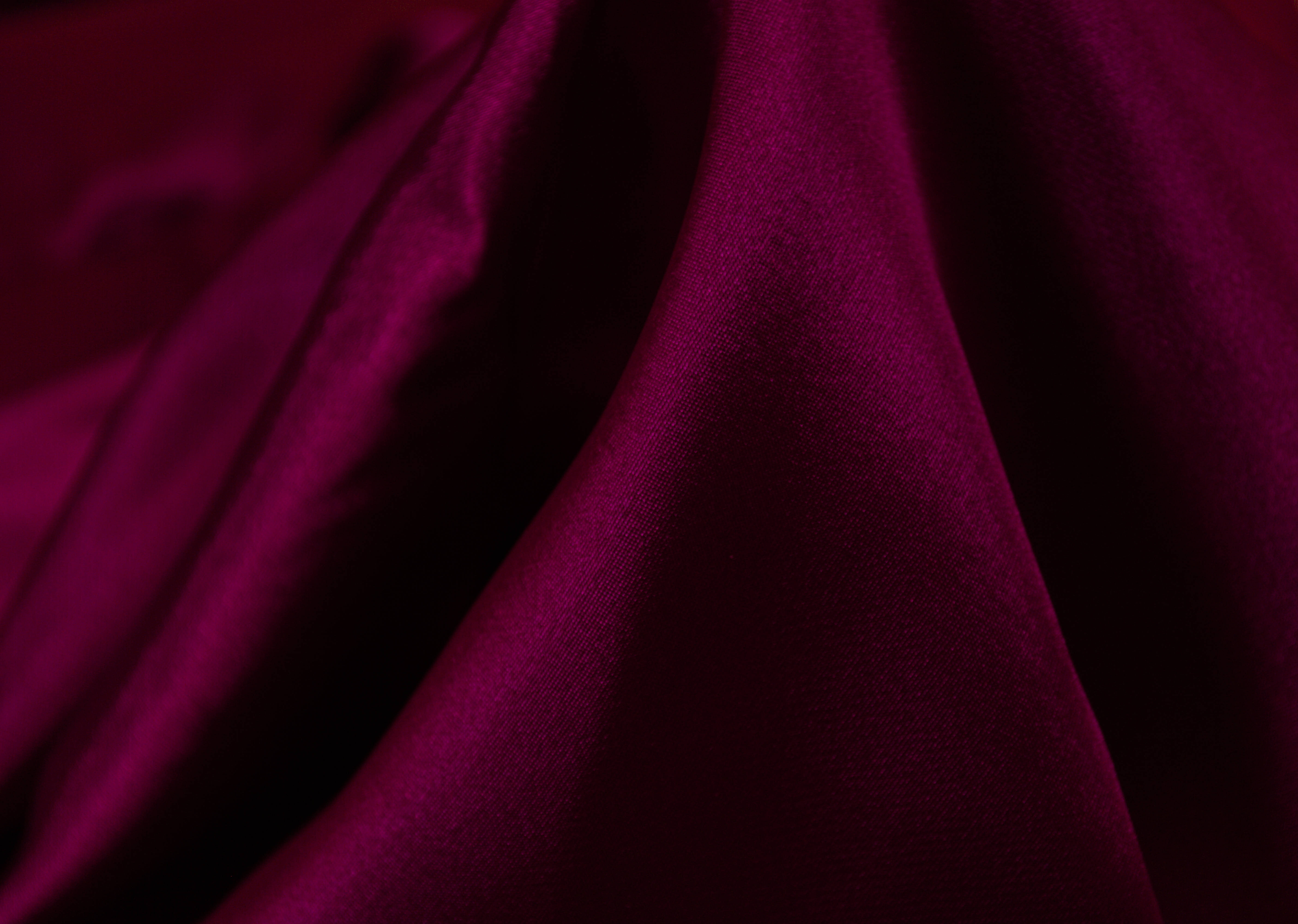 Silk 桌布 壁紙 — 豐富的勃艮第絲綢布料在柔和光線中折疊，展現出細膩光澤和深邃質感。