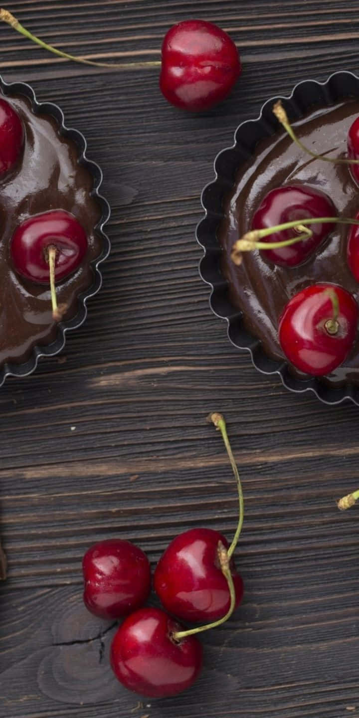 Pastry 桌布 壁紙 — 豐富的巧克力塔配上光澤的紅櫻桃，放在深色鄉村風木質表面上。