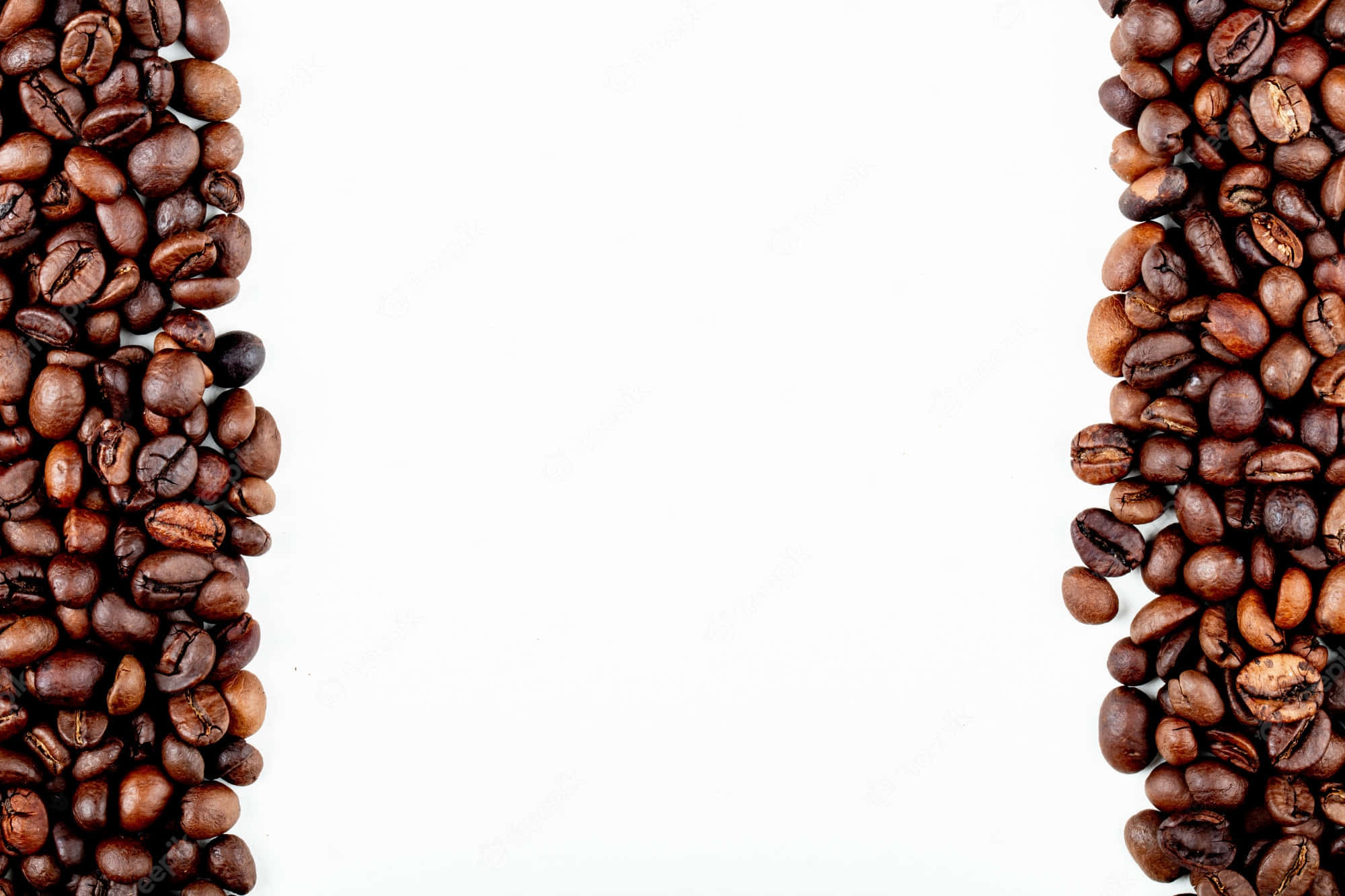 Coffee Beans 桌布 壁紙 — 豐富的棕色咖啡豆在乾淨的白色背景上形成邊框，中間留出文字空間。