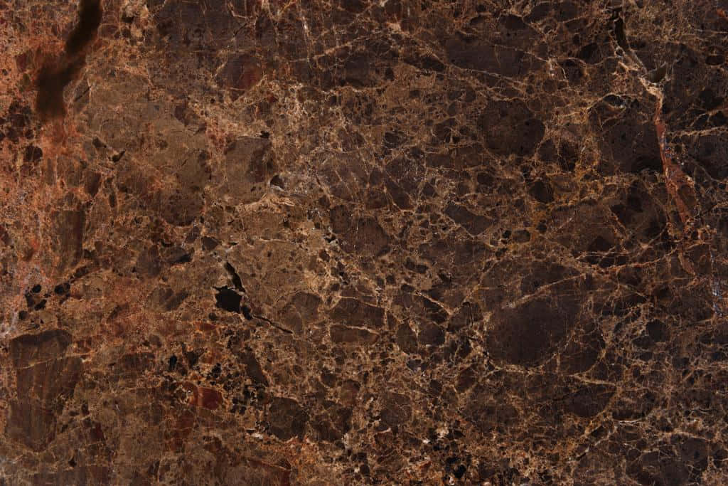 Brown Marble 桌布 壁紙 — 豐富的棕色大理石表面，帶有複雜的金色紋理和深色礦物內含物。