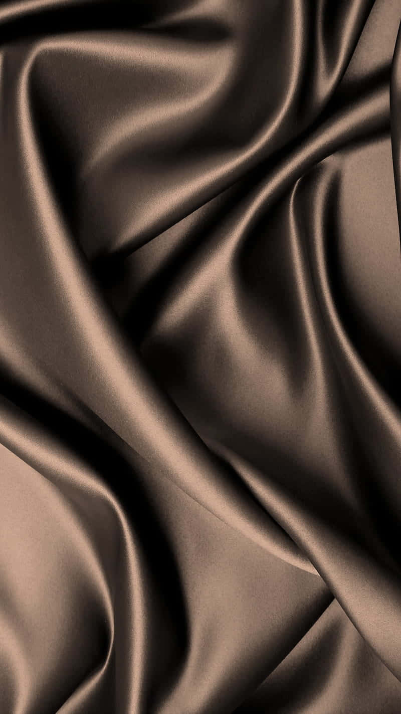 Gold Silk 桌布 壁紙 — 豐富的棕色緞面布料，帶有深層褶皺和光澤亮點，營造出奢華的觸感質感。