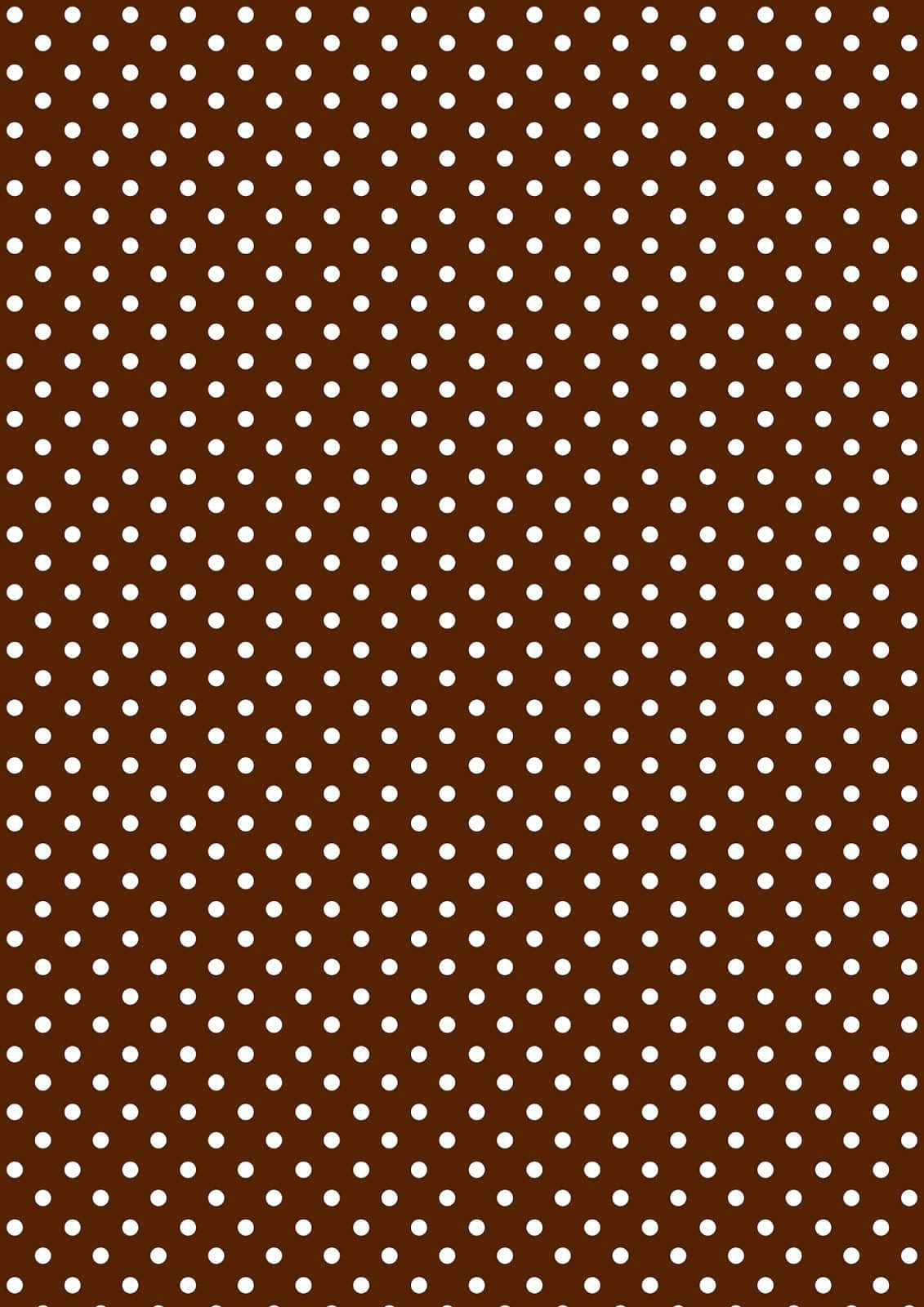 Brown Polka Dots 桌布 壁紙 — 豐富的棕色背景，飾有均勻分佈的白色圓點，形成重複的網格圖案。
